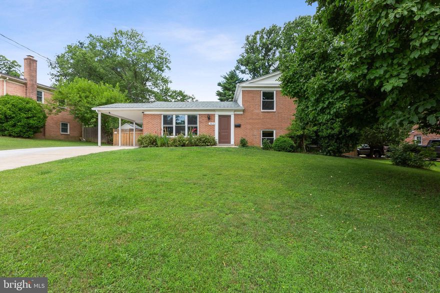 This charming home in the Foxhall neighborhood offers a warm and inviting atmosphere with its oak hardwoods and vaulted ceilings. The remodeled kitchen is a culinary dream, while the living room, dining room, and Florida room provide ample space for entertaining. The upper level features a primary suite with a private bath, two additional bedrooms, and a remodeled hall bathroom. The lower-level family room boasts a wood-burning fireplace, and there is an additional bedroom and half bath on this level. The attractively landscaped yard with rear fencing provides privacy and backs up to parkland. The patio is an ideal spot for outdoor entertaining, and the property also includes a shed for extra storage. With upgrades such as a newer roof and windows, this home is truly a must-see. Don't miss out on the opportunity to call this beautiful and comfortable property your home. Come with a 1-year home warranty! OFFER DEADLINE MONDAY AT 7PM.