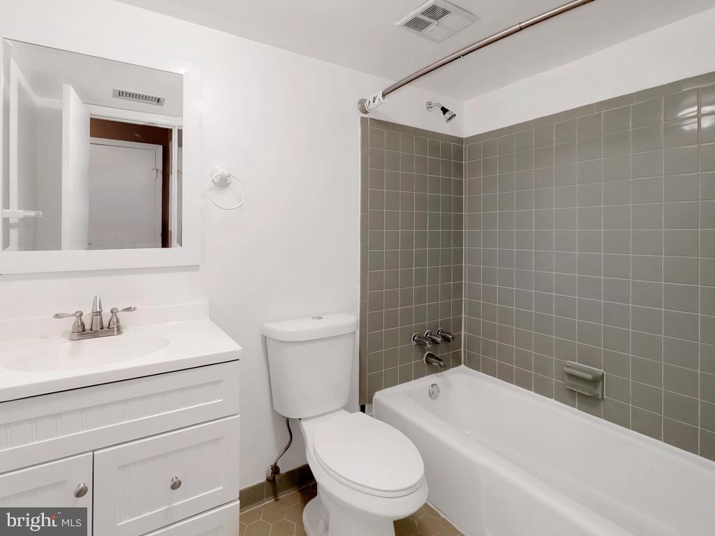 ROLLING HILLS - Residential