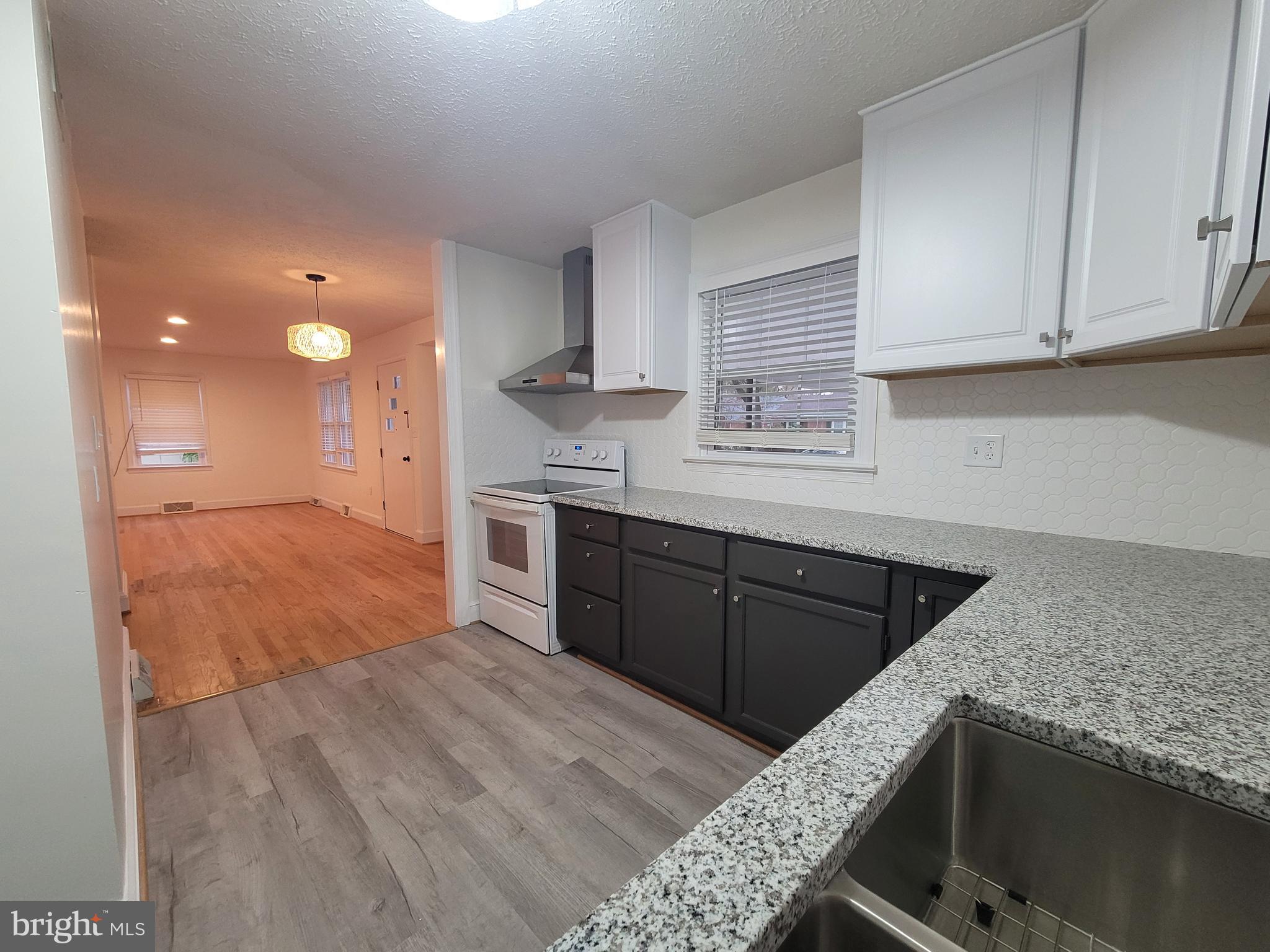 J H & E L HENRY - Residential Lease