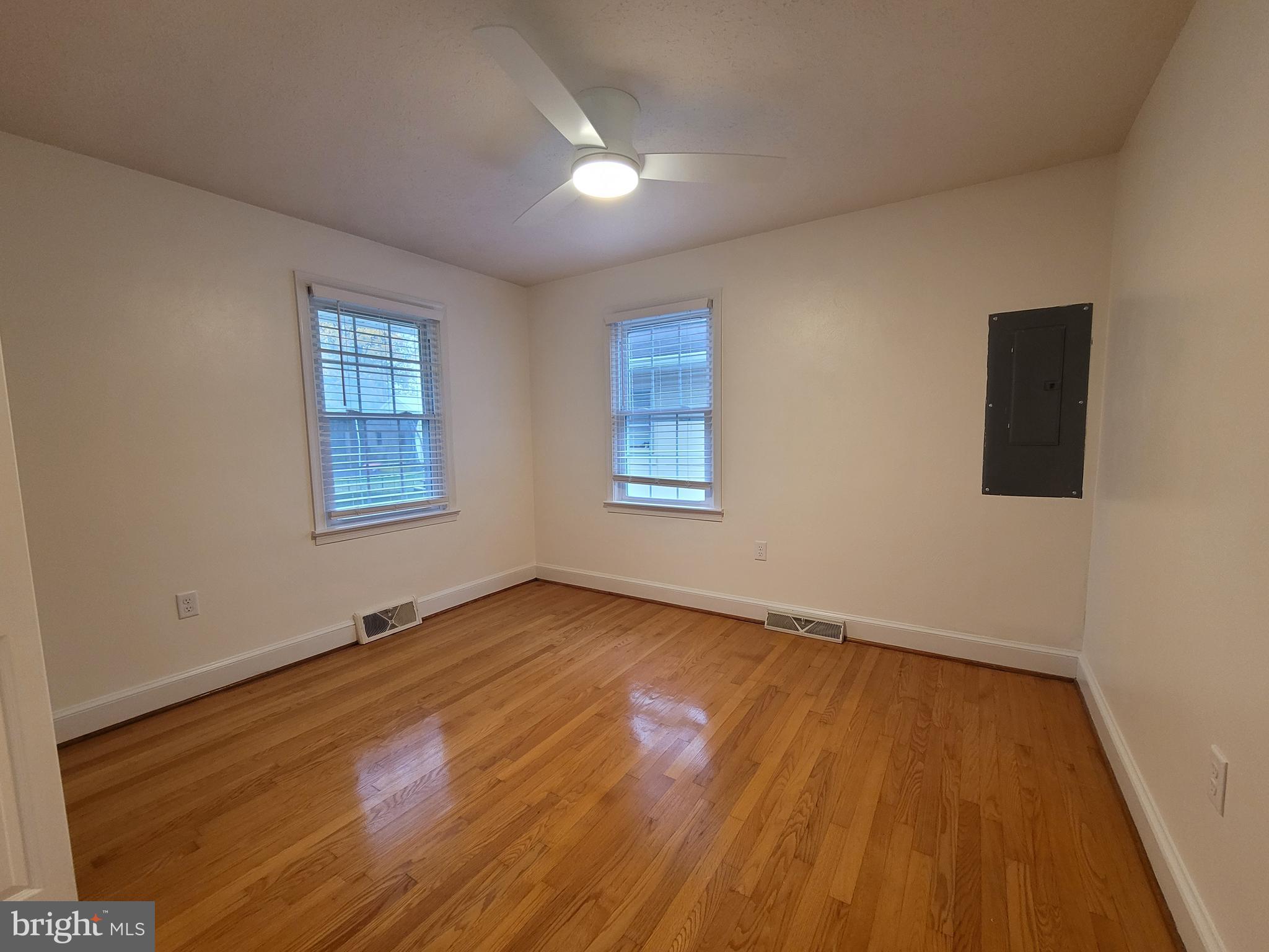 J H & E L HENRY - Residential Lease