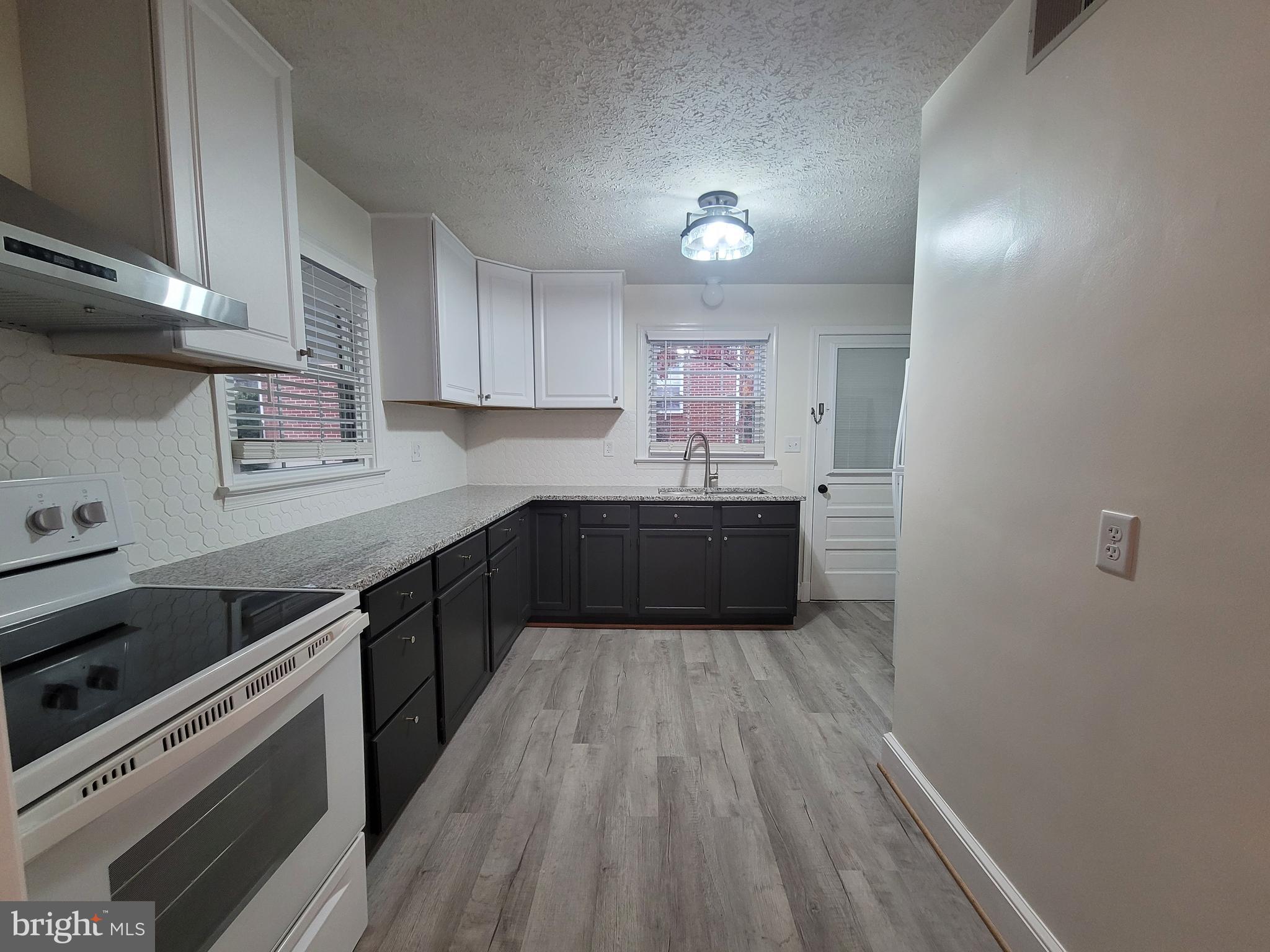 J H & E L HENRY - Residential Lease