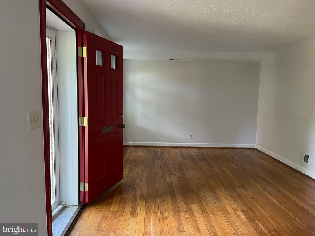Photo of 2927 S Dinwiddie Street, ARLINGTON, VA 22206 (MLS # VAAX2050762)