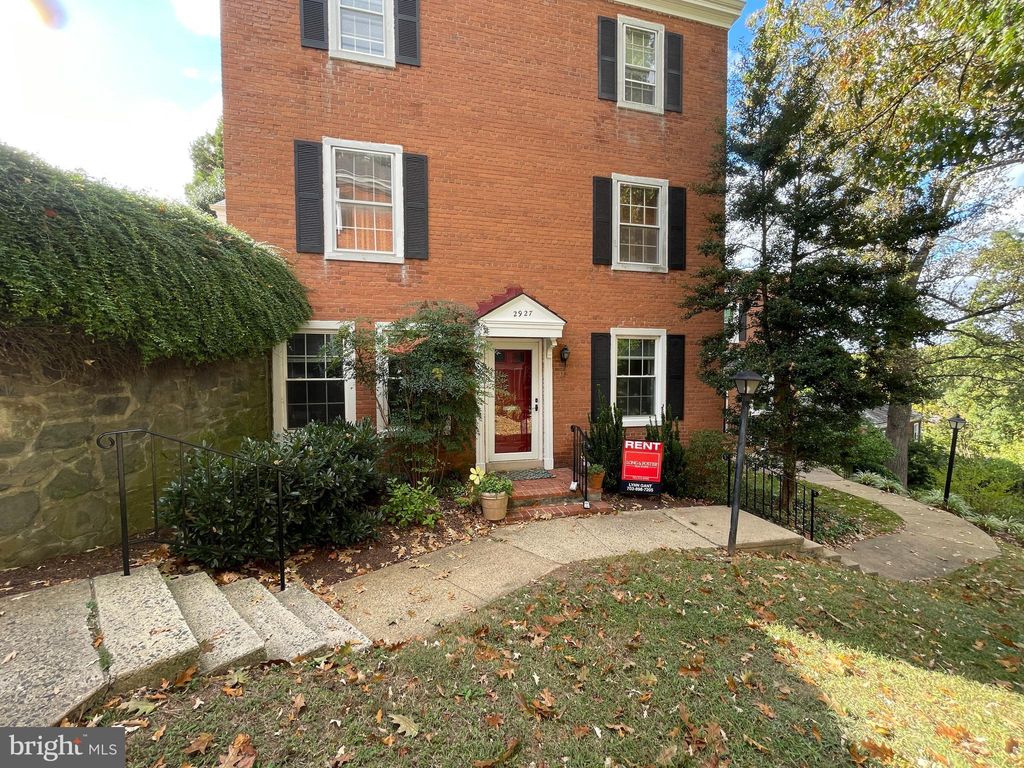 Photo of 2927 S Dinwiddie Street, ARLINGTON, VA 22206 (MLS # VAAX2050762)