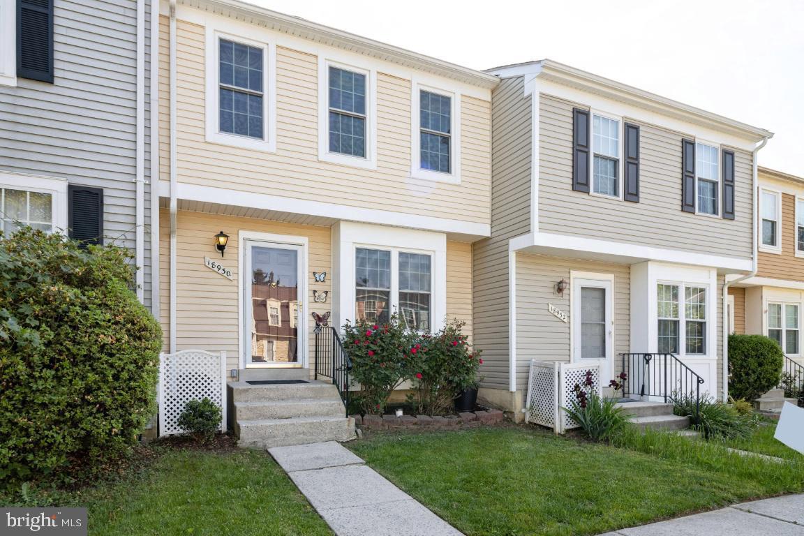 Updated 3BR/2BA Townhome for Rent in Gunners Lake Village! ✨
This spacious and bright home features hardwood floors throughout, fresh paint, and a renovated kitchen with stainless steel appliances. The open floor plan is filled with natural light, and the finished walk-out basement offers extra living space plus a full bath. Enjoy a private backyard with a relaxing view.
Conveniently located near public transportation, shopping, and restaurants, with easy access to major commuter routes. Assigned parking included. Long-term, well-maintained by owner.
Move-in ready — schedule your showing today!