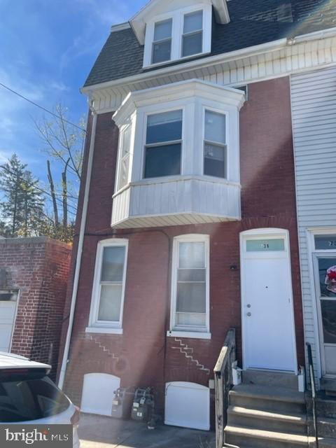 2 bedroom 1 bathroom apartment. Small outdoor area. No pets and no smoking indoors. Tenant is responsible for lawn care and snow removal.
