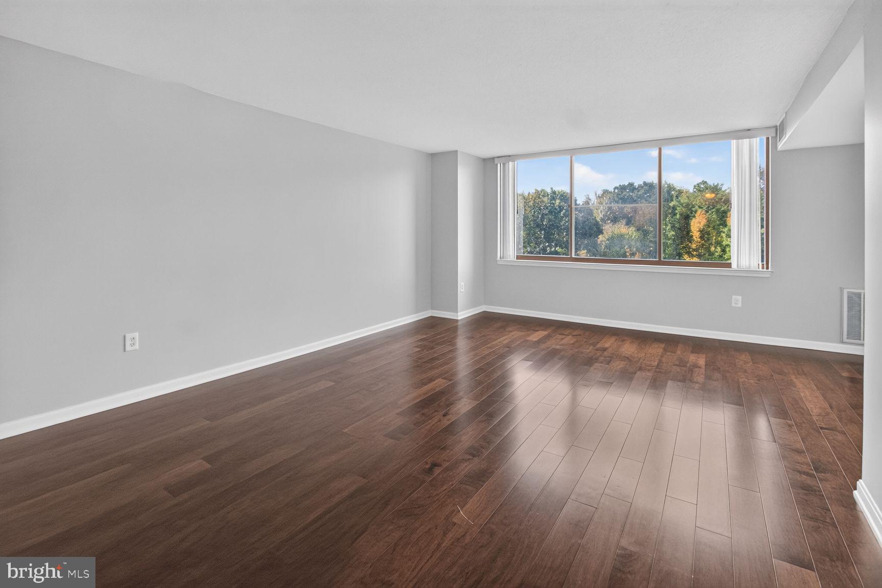 10101 GROSVENOR PLACE 818