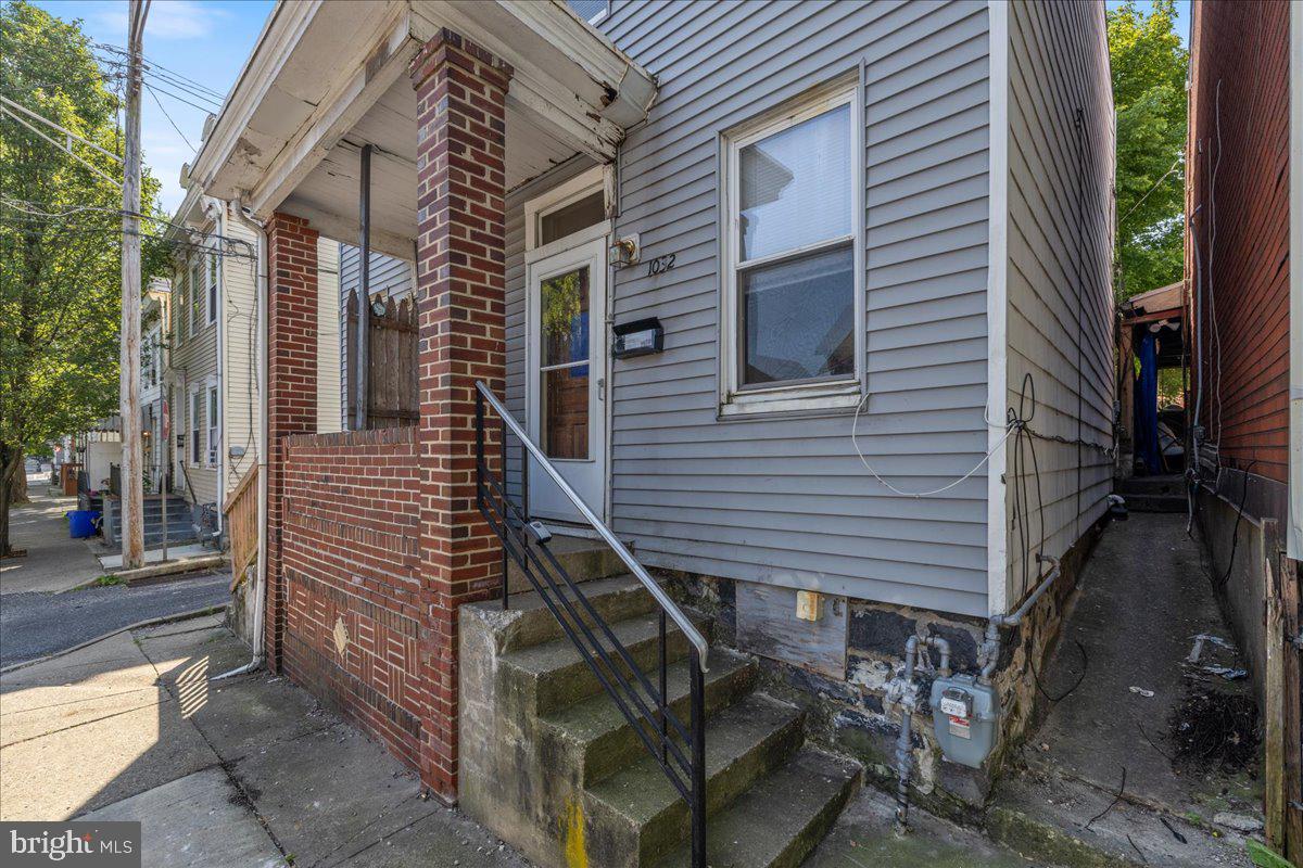 1032 FERRY STREET
