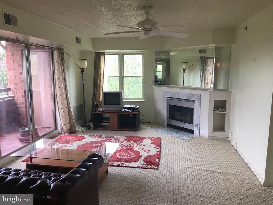 Rarely available 2BR, 2BA 6th floor corner unit, backing to trees. Split floorplan, elevator, secured building, balcony.