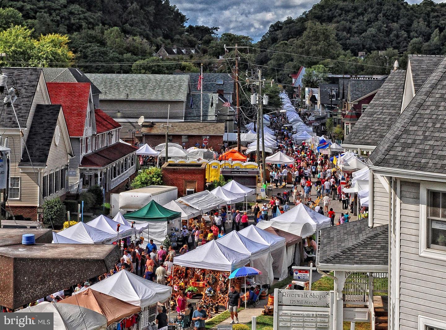 ROLLING BROOK - Residential Lease