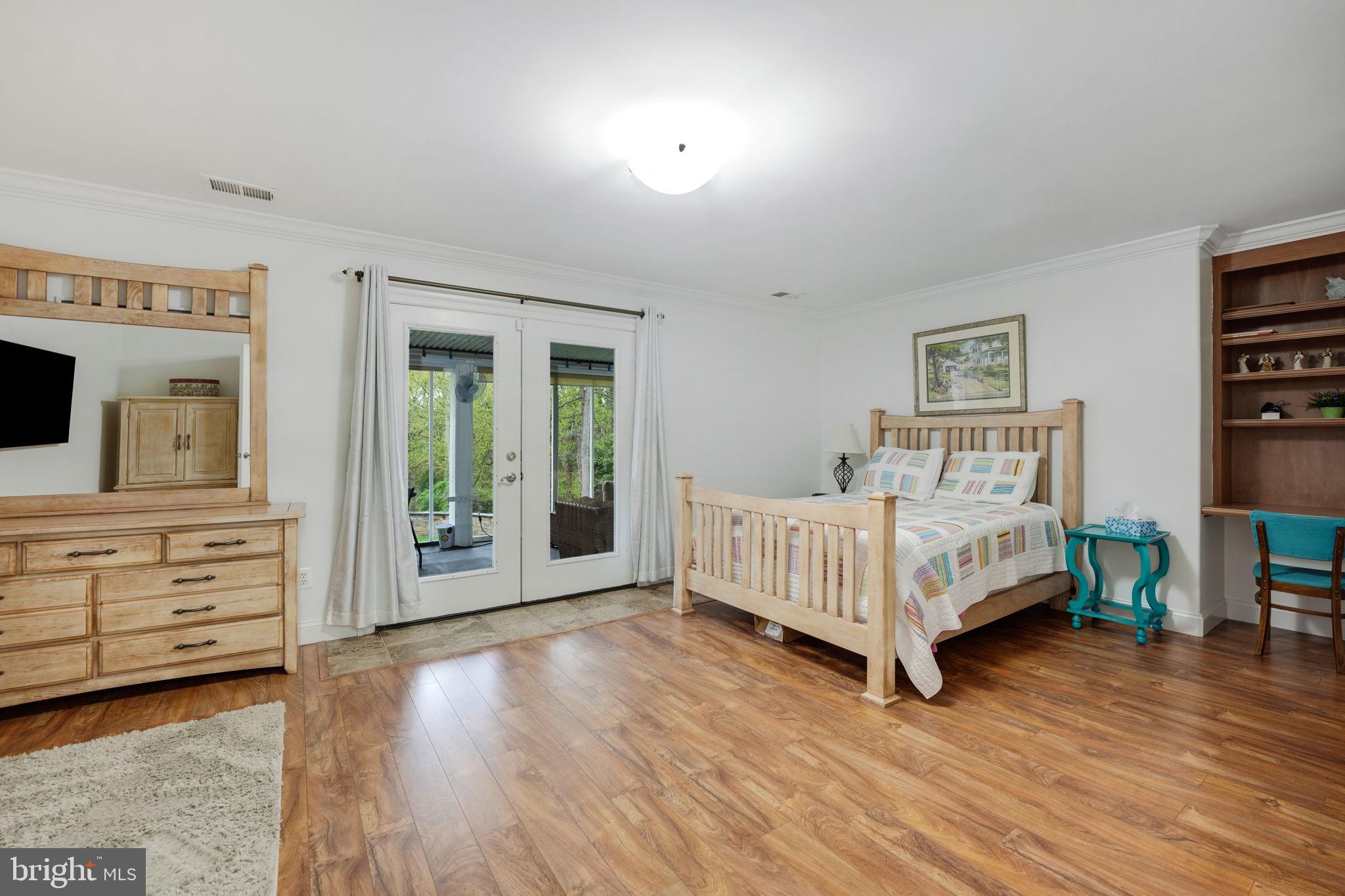 VIENNA WOODS - Residential