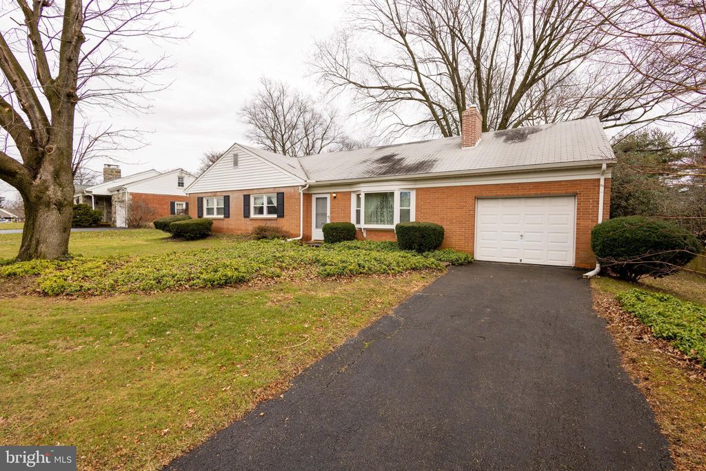 Photo of 830 ROBIN RD, LANCASTER, PA 17601 (MLS # PALA2029452)