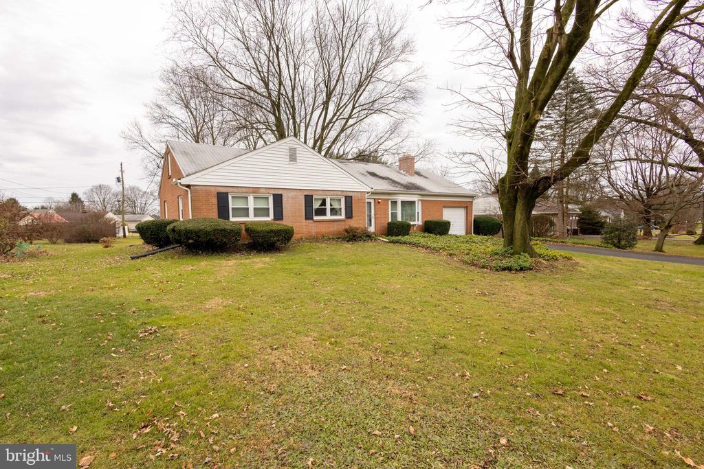 Photo of 830 ROBIN RD, LANCASTER, PA 17601 (MLS # PALA2029452)