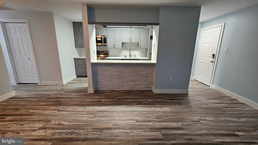 Step into convenience and comfort with this perfectly located gem just moments from I-270! With your own assigned parking space and two guest parking passes, stress-free parking is guaranteed for you and your visitors. Inside, enjoy the luxury of an in-unit laundry room complete with a washer and dryer, making chores a breeze. Plus, rest easy knowing the home features a brand-new water heater for modern efficiency. Whether you're a commuter, entertainer, or simply love convenience, this property has it all. Don’t miss out—schedule your showing today!