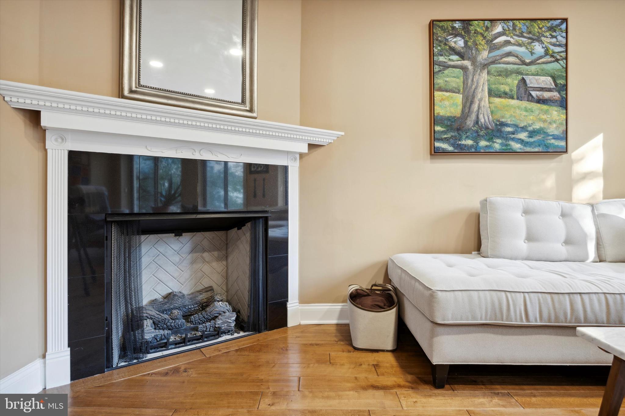 LOGAN SQUARE - Residential