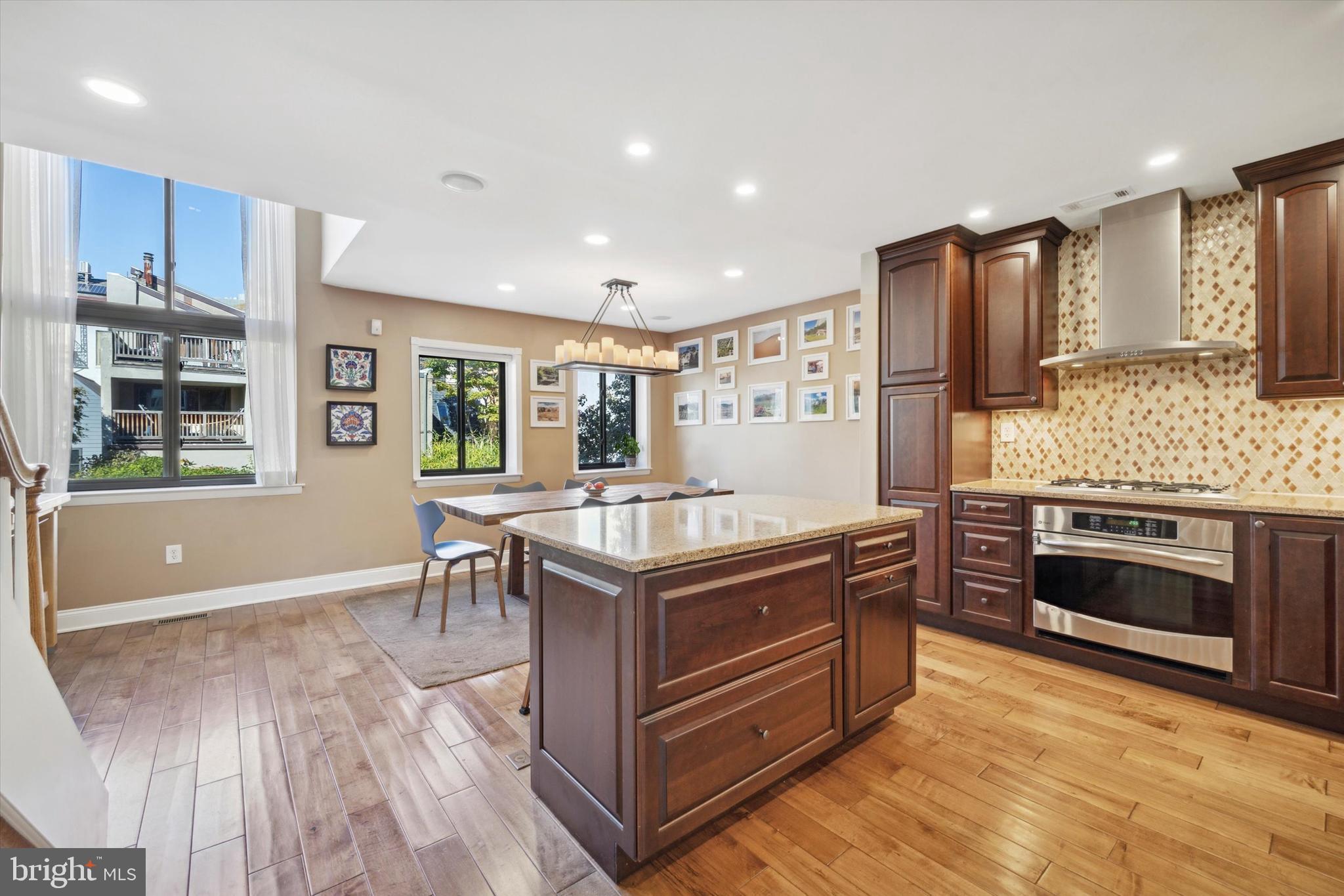 LOGAN SQUARE - Residential