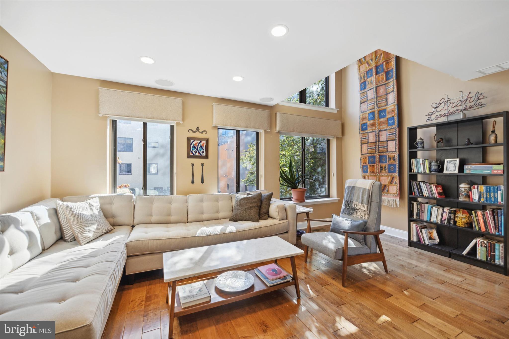 LOGAN SQUARE - Residential