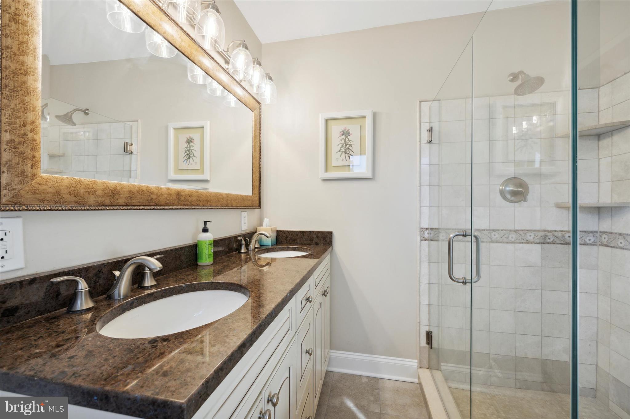LOGAN SQUARE - Residential