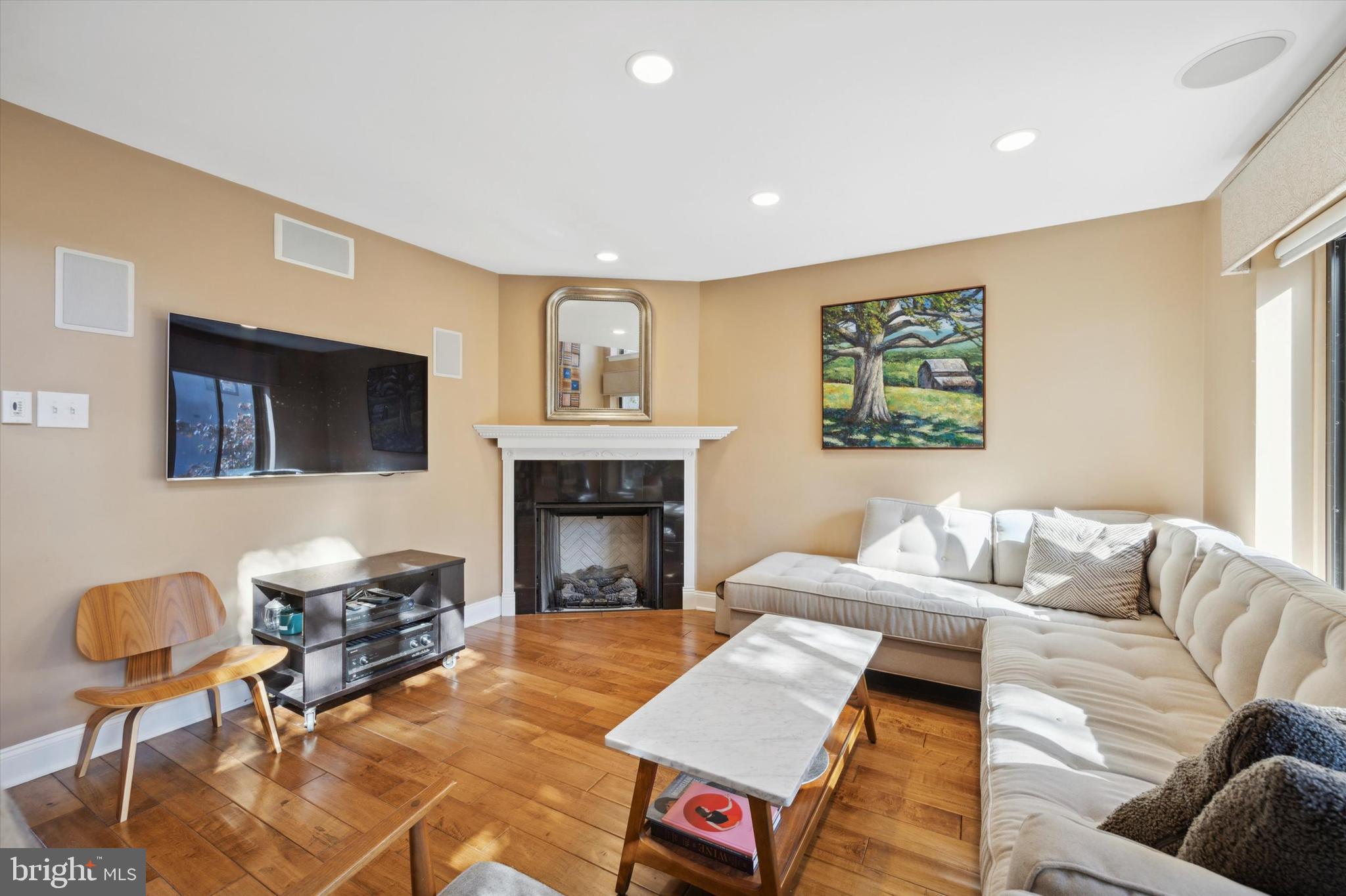 LOGAN SQUARE - Residential