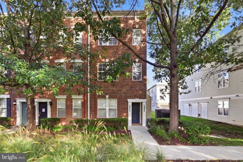 Townhouse For Rent - 42461 Rockrose Square<br/> ASHBURN, VA 20148