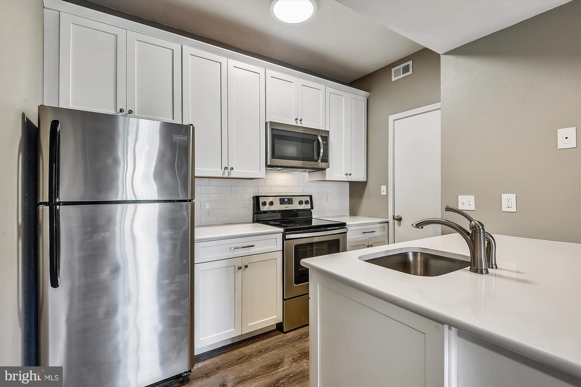 PENDERBROOK SQUARE CONDOMINIUMS - Residential Lease