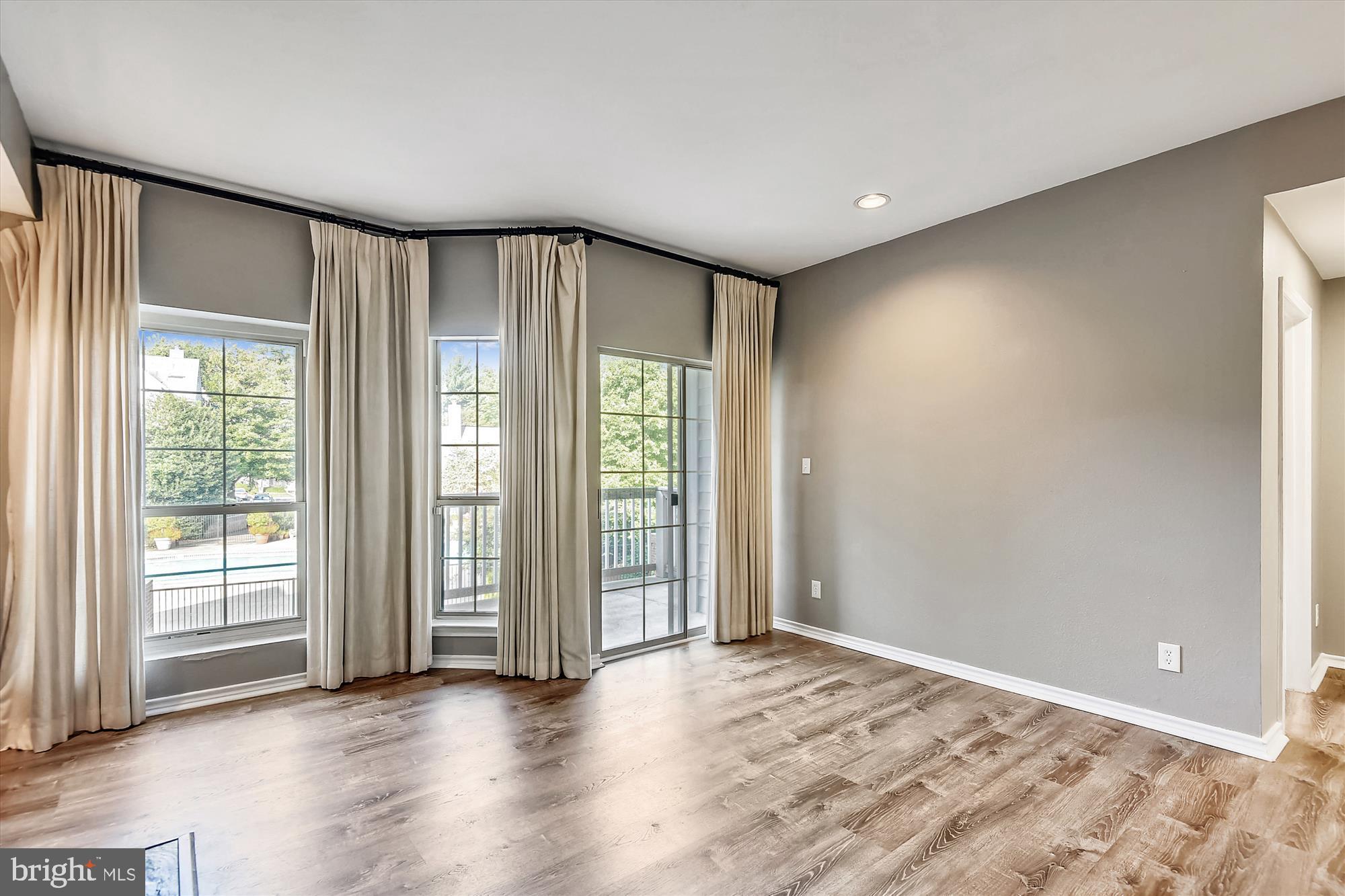 PENDERBROOK SQUARE CONDOMINIUMS - Residential Lease