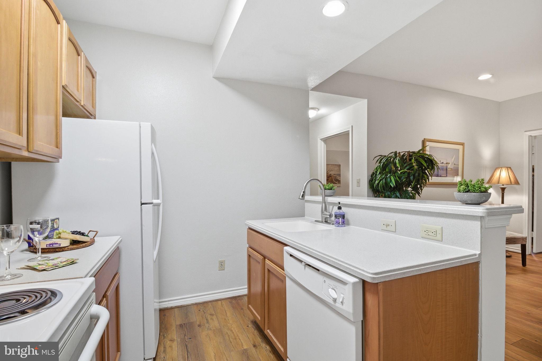 PENDERBROOK SQUARE CONDOMINIUMS - Residential