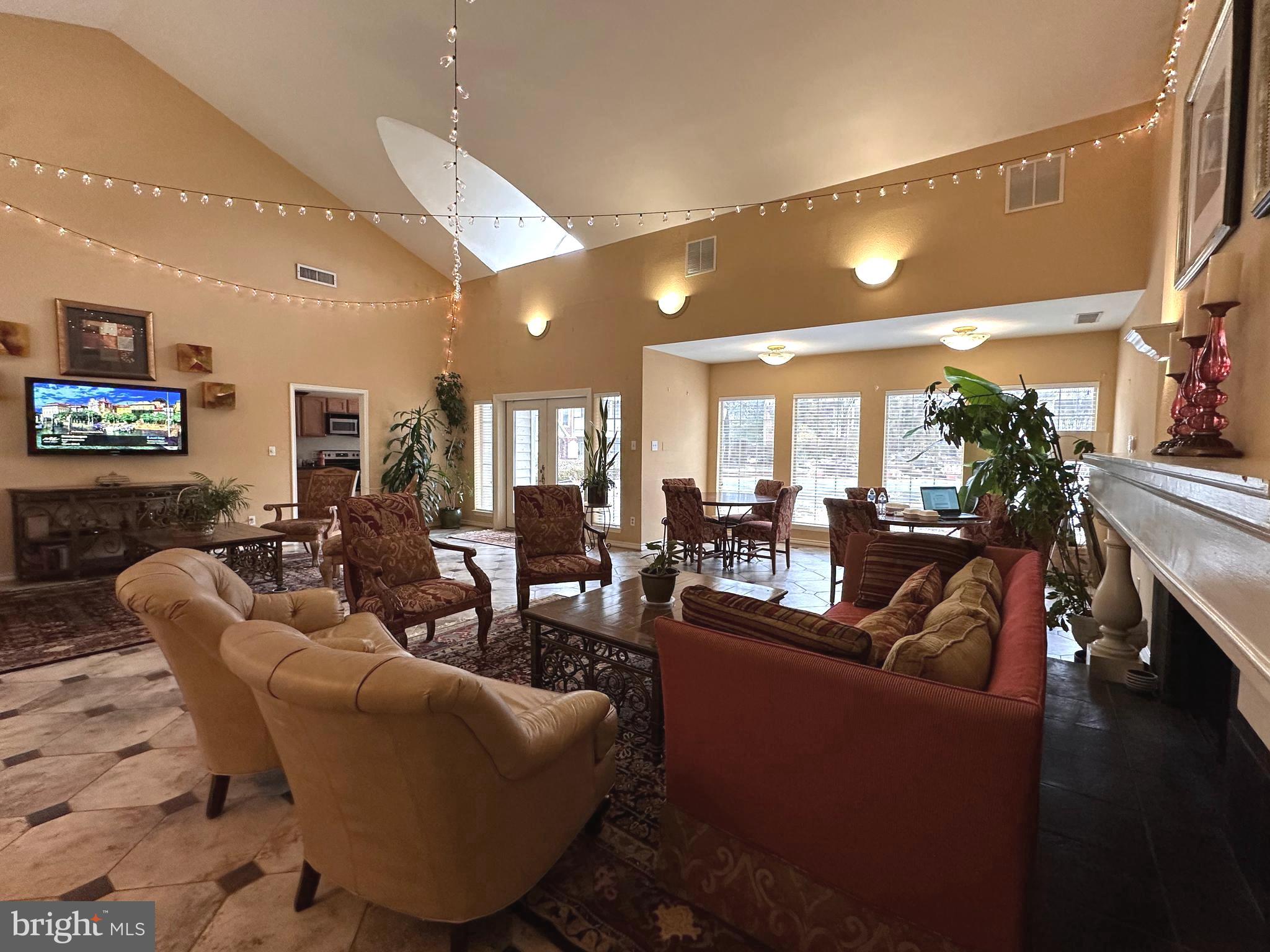 PENDERBROOK SQUARE CONDOMINIUMS - Residential