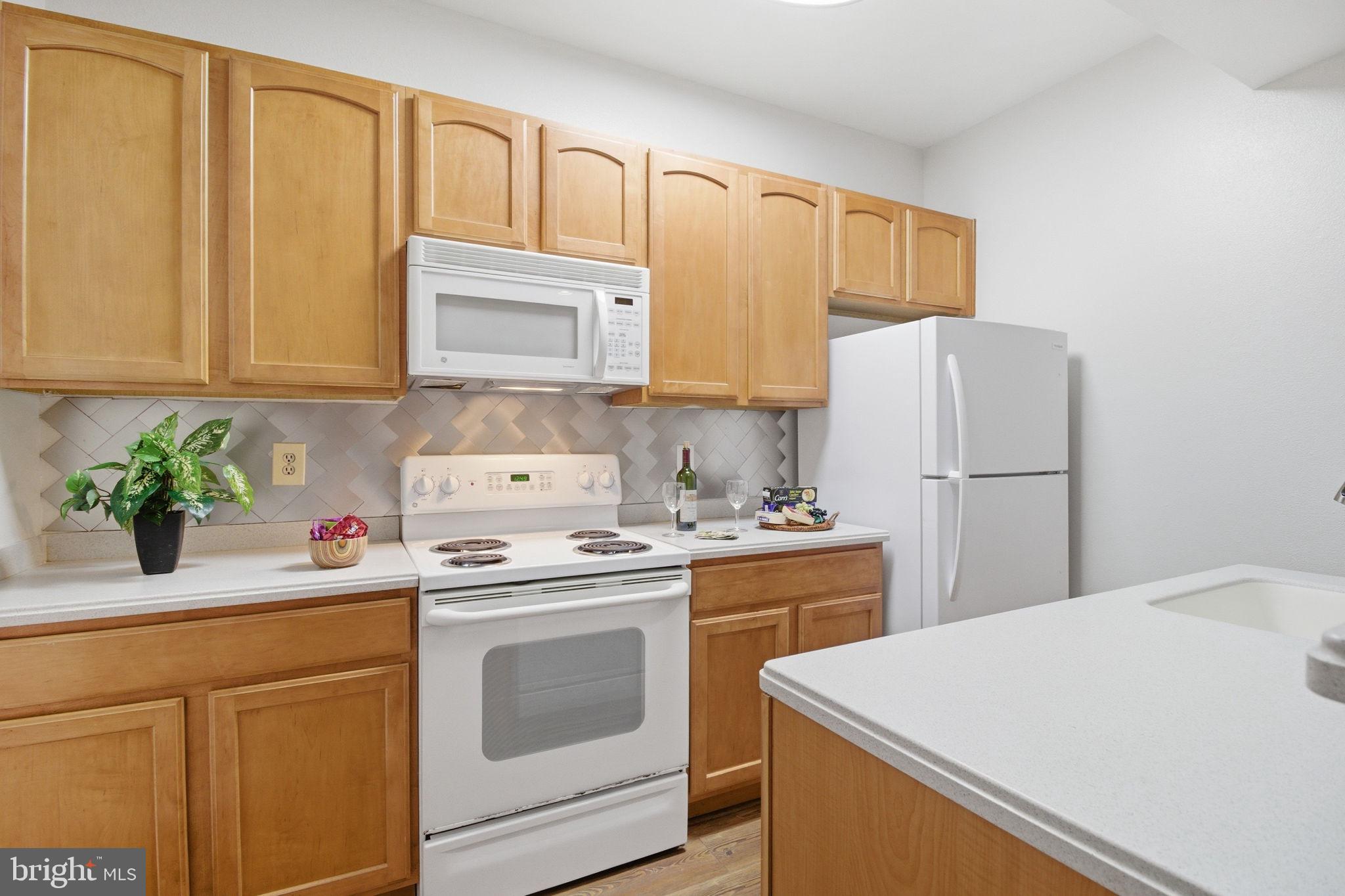 PENDERBROOK SQUARE CONDOMINIUMS - Residential