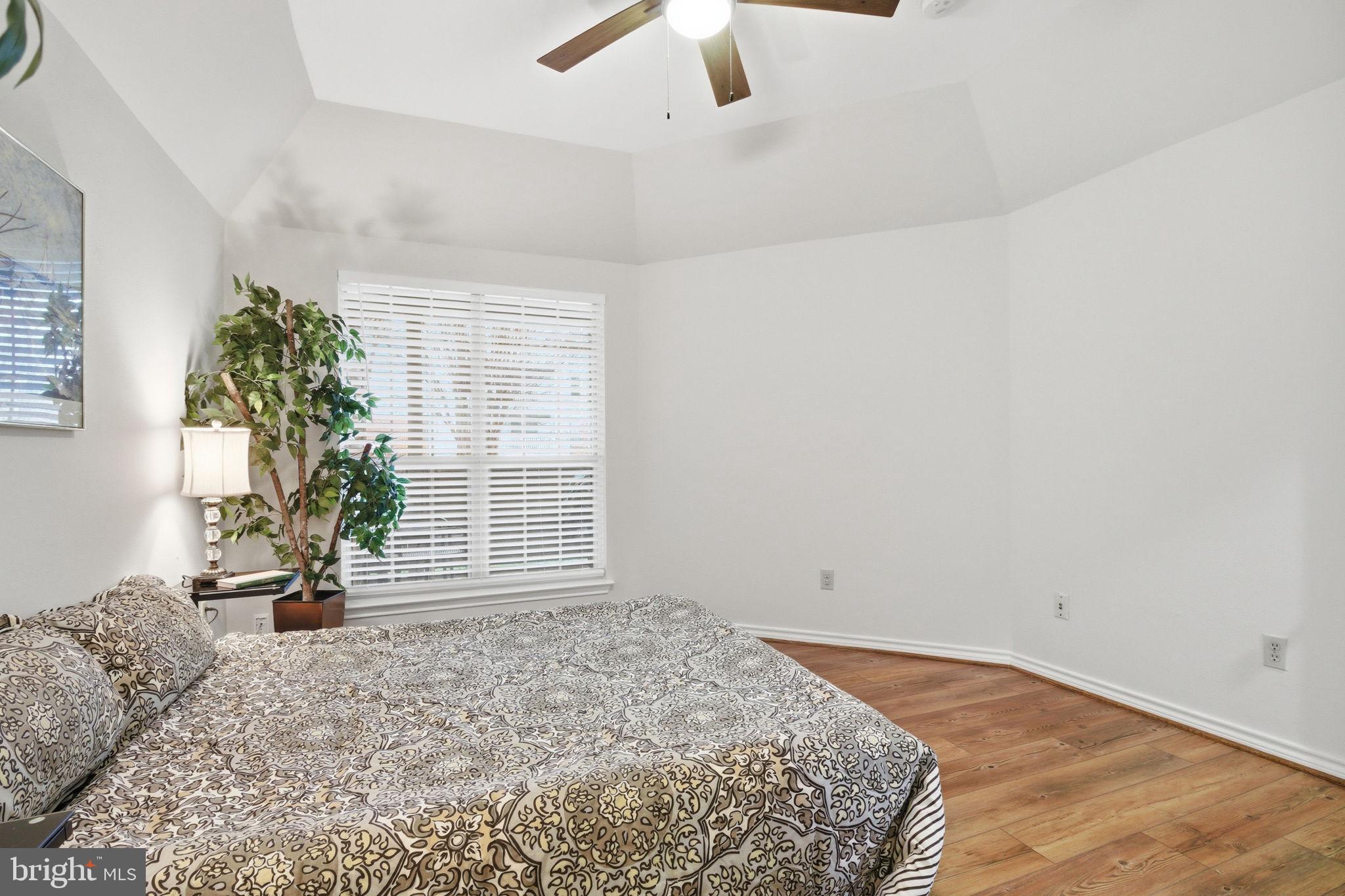 PENDERBROOK SQUARE CONDOMINIUMS - Residential