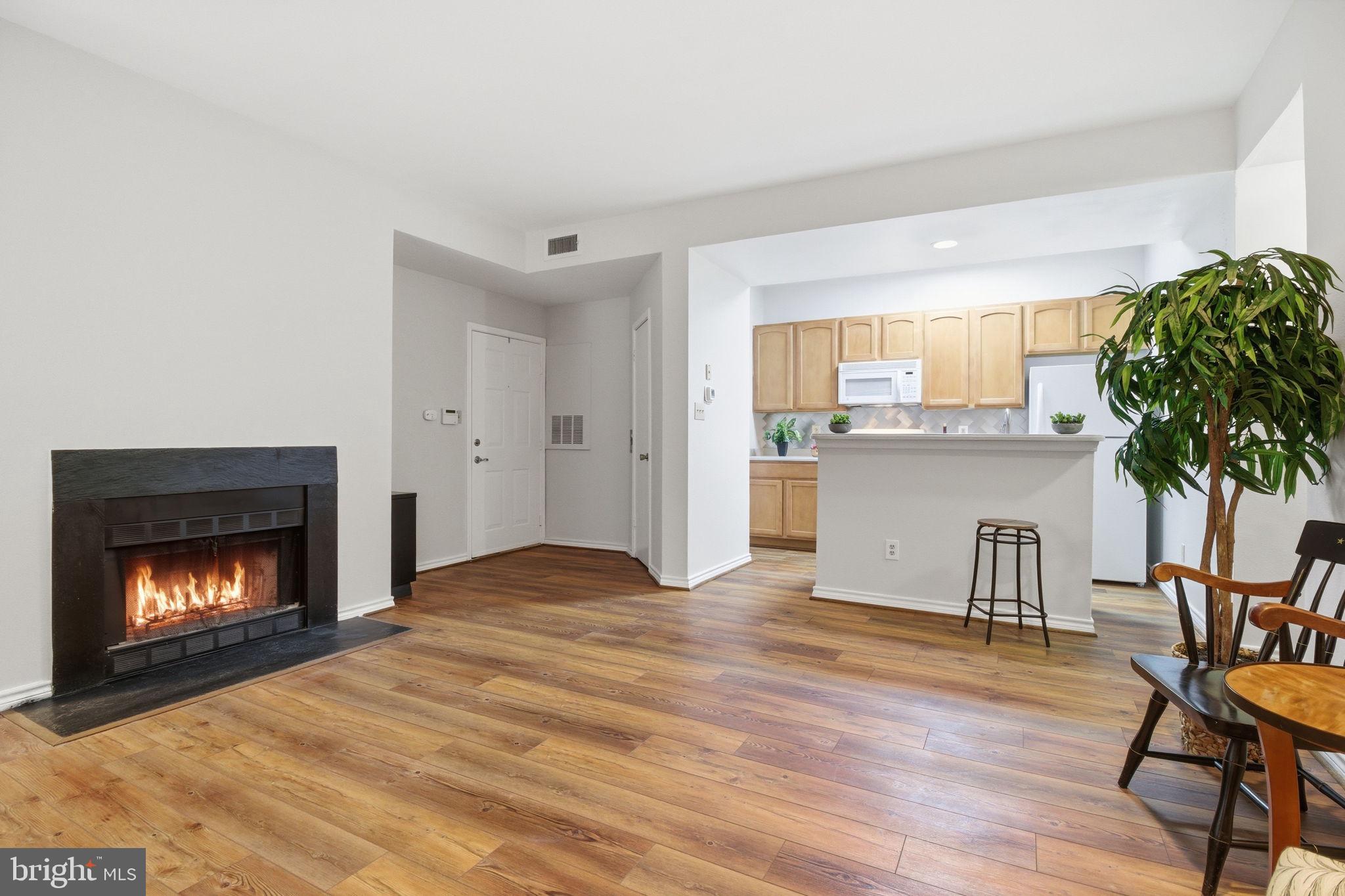 PENDERBROOK SQUARE CONDOMINIUMS - Residential