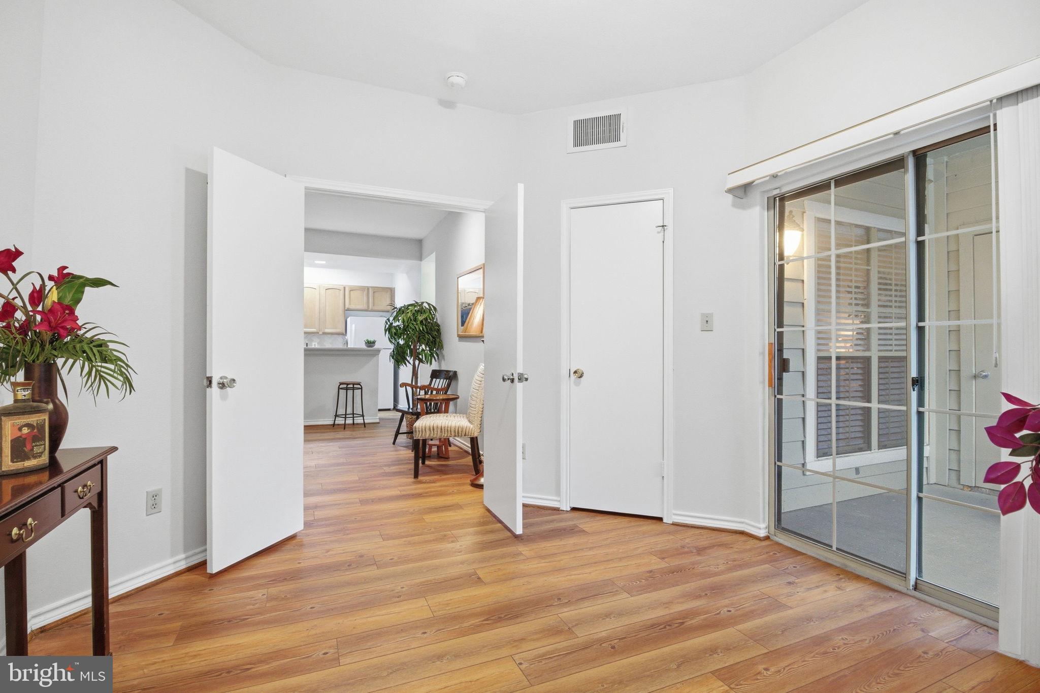 PENDERBROOK SQUARE CONDOMINIUMS - Residential