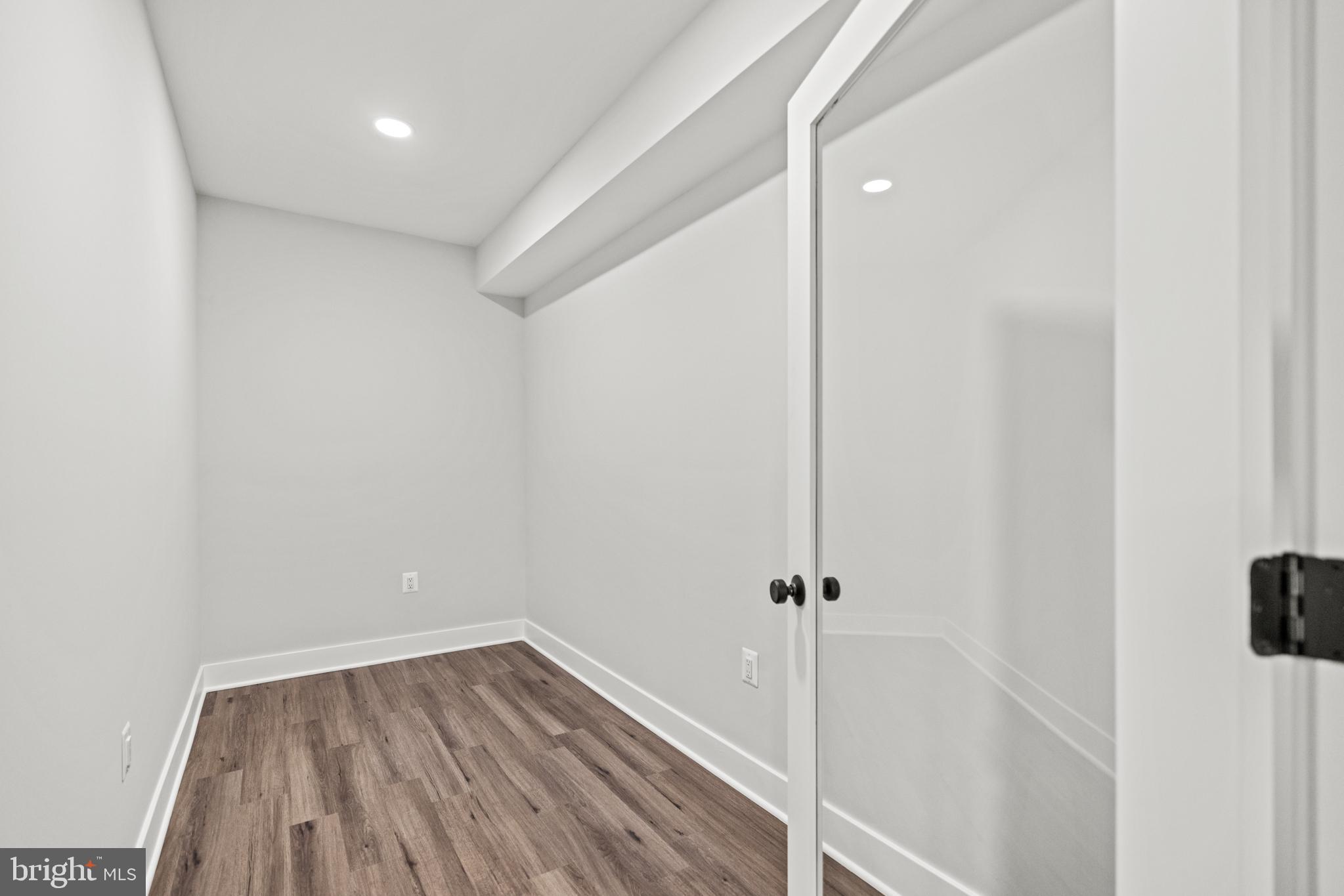 VIENNA WOODS - Residential