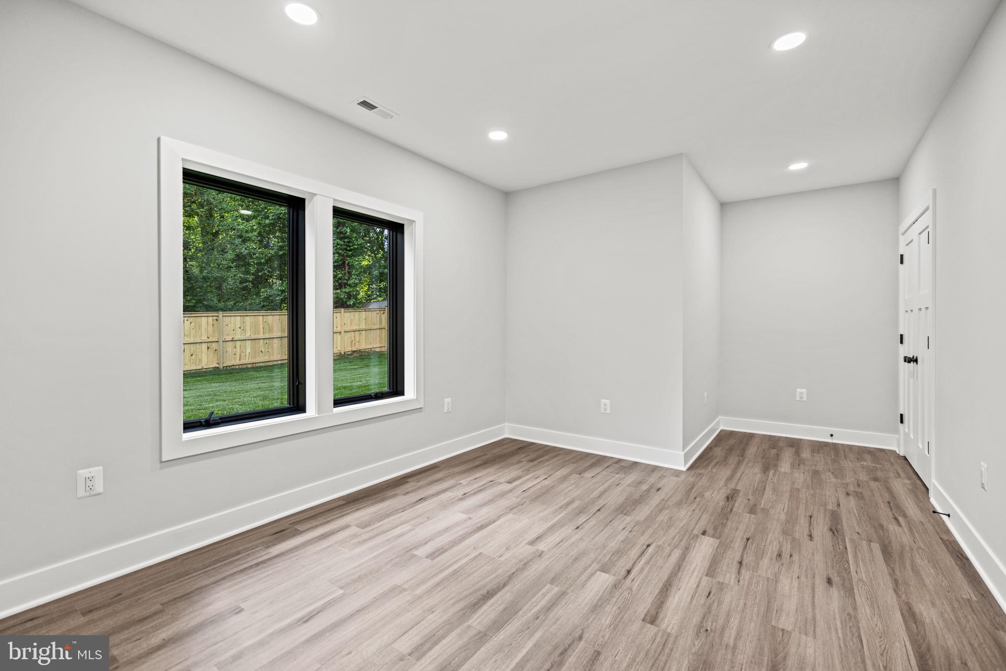 VIENNA WOODS - Residential