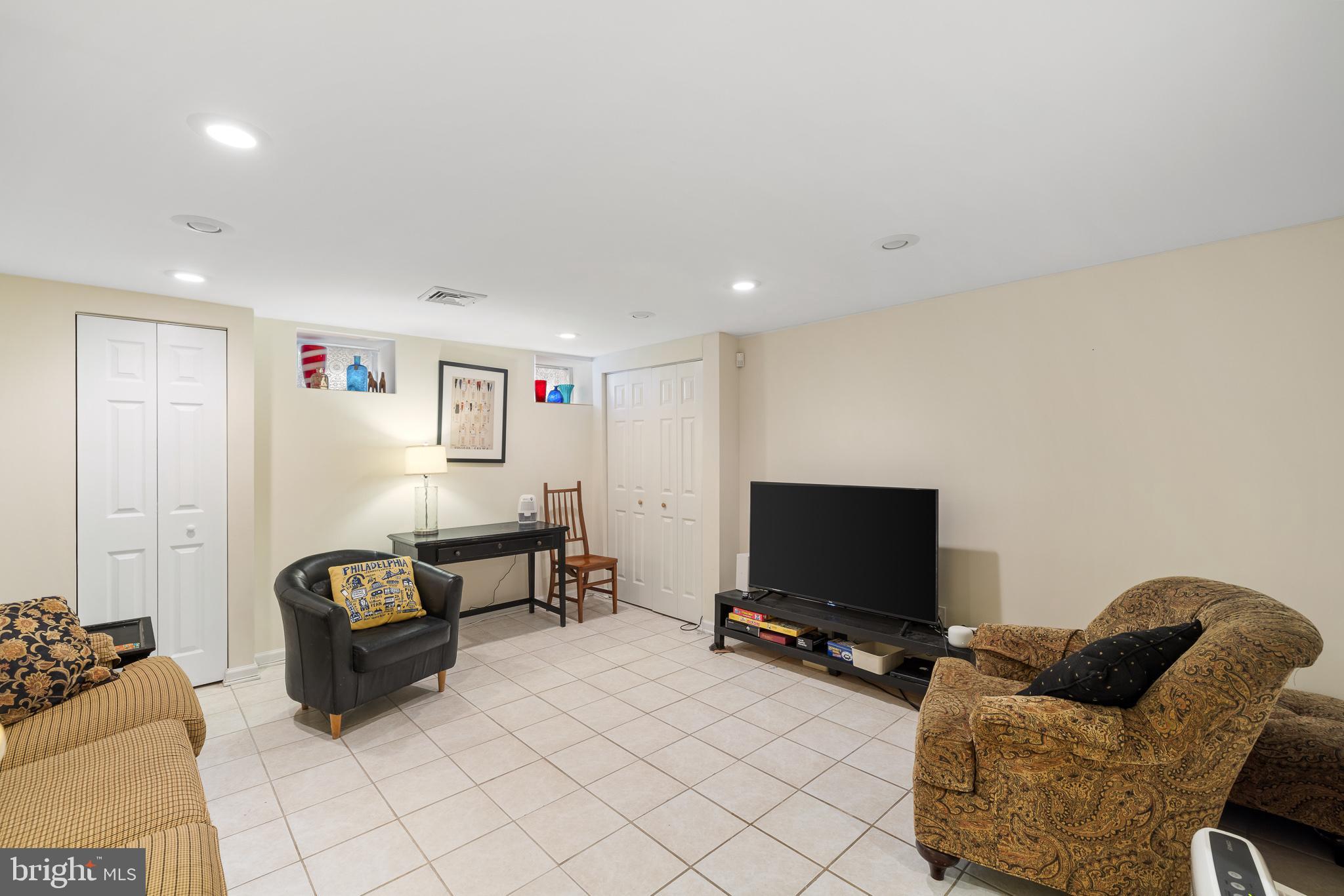 QUEEN VILLAGE - Residential