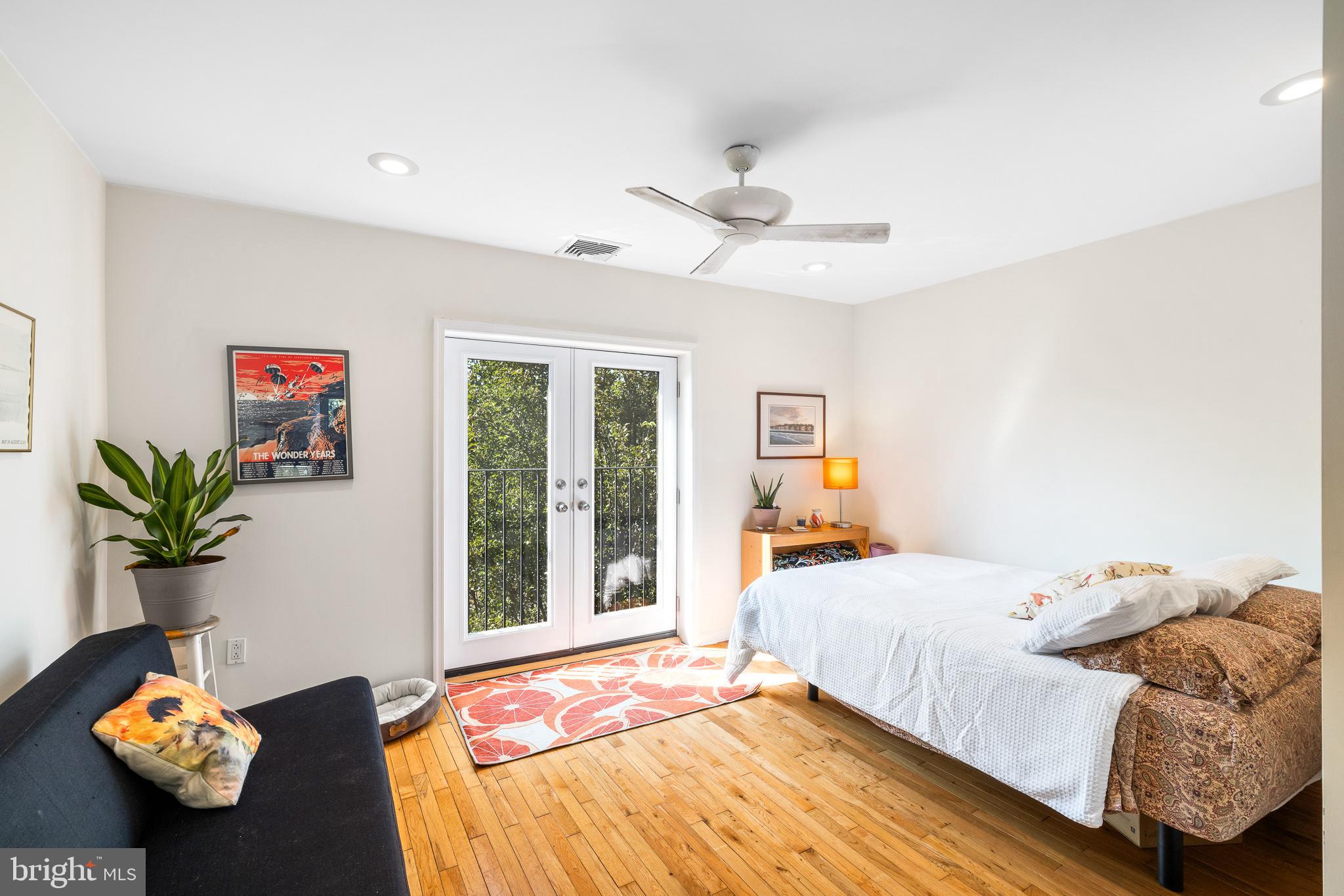 QUEEN VILLAGE - Residential