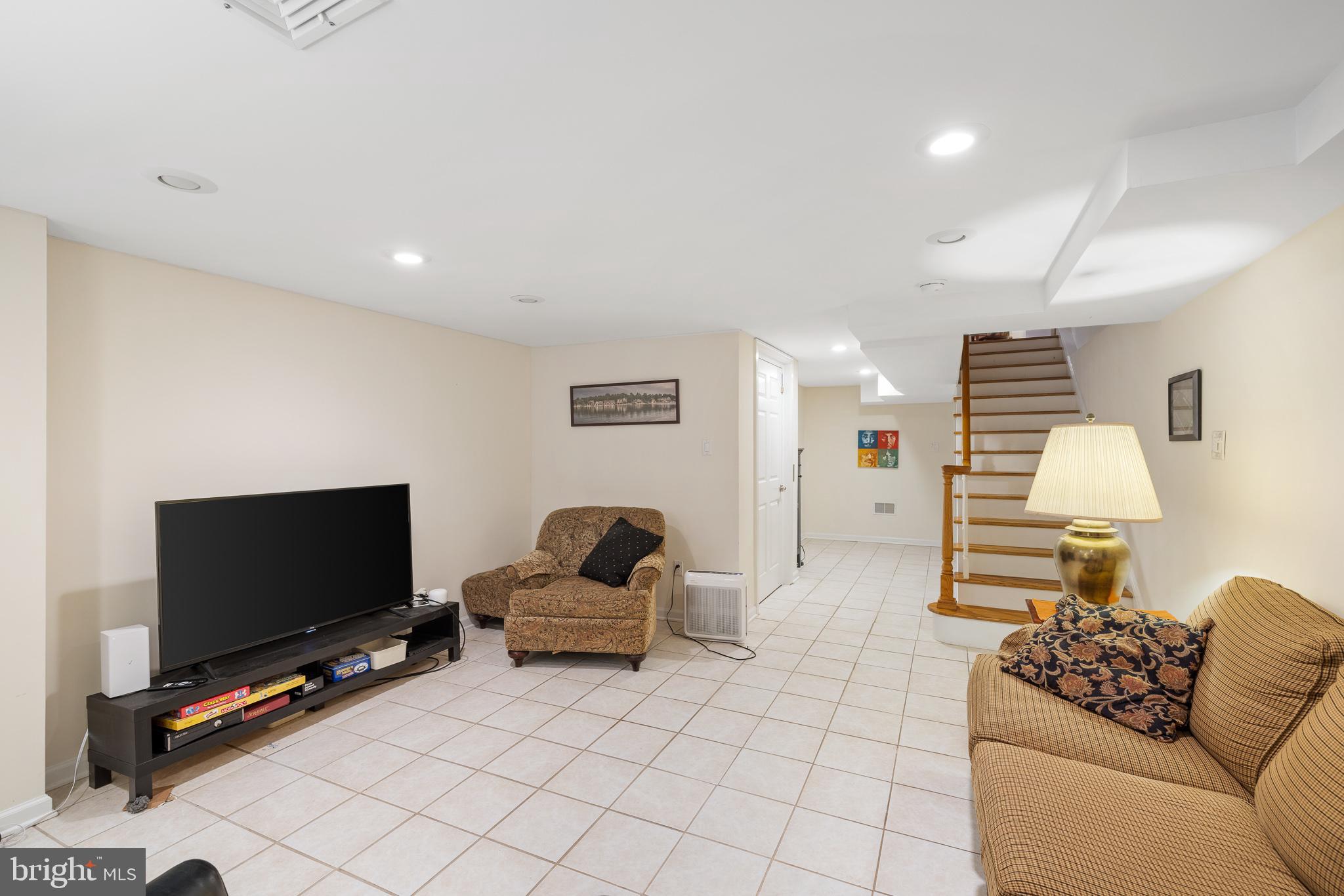 QUEEN VILLAGE - Residential