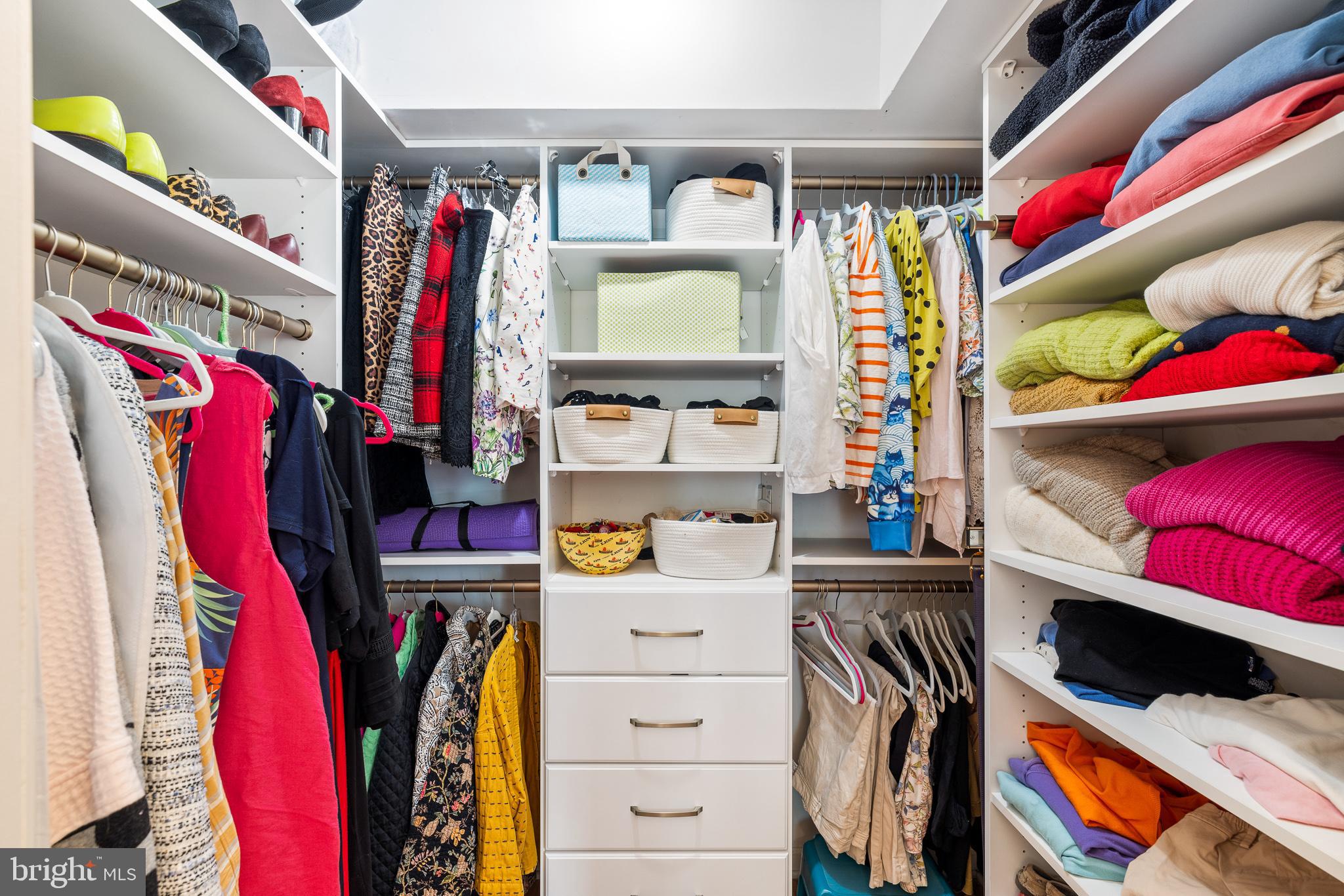 QUEEN VILLAGE - Residential