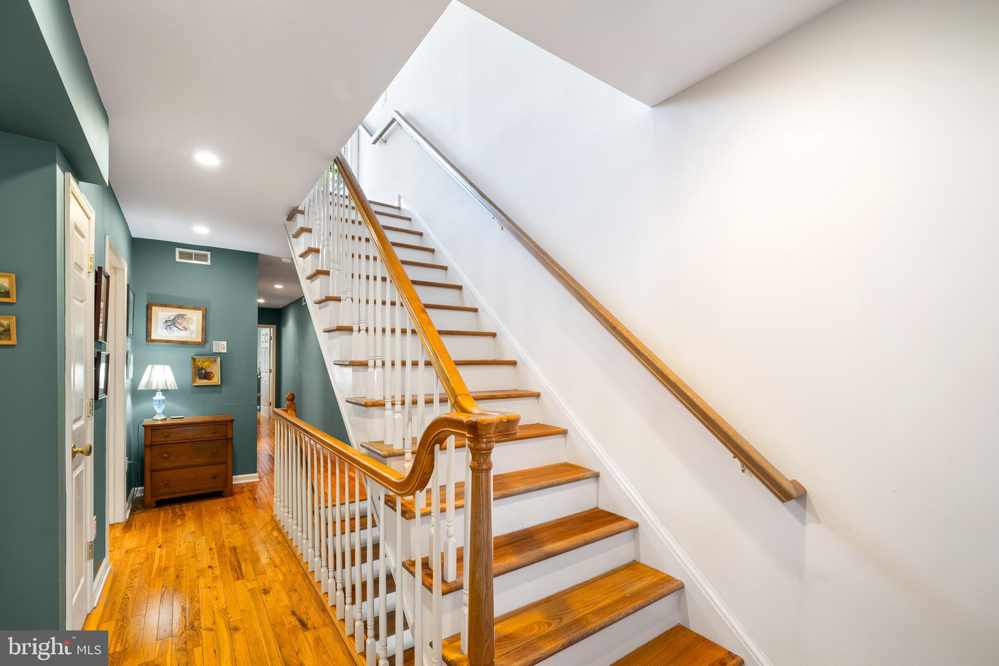 QUEEN VILLAGE - Residential