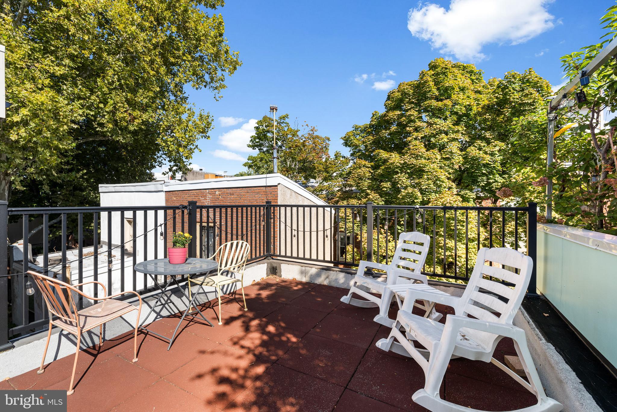 QUEEN VILLAGE - Residential