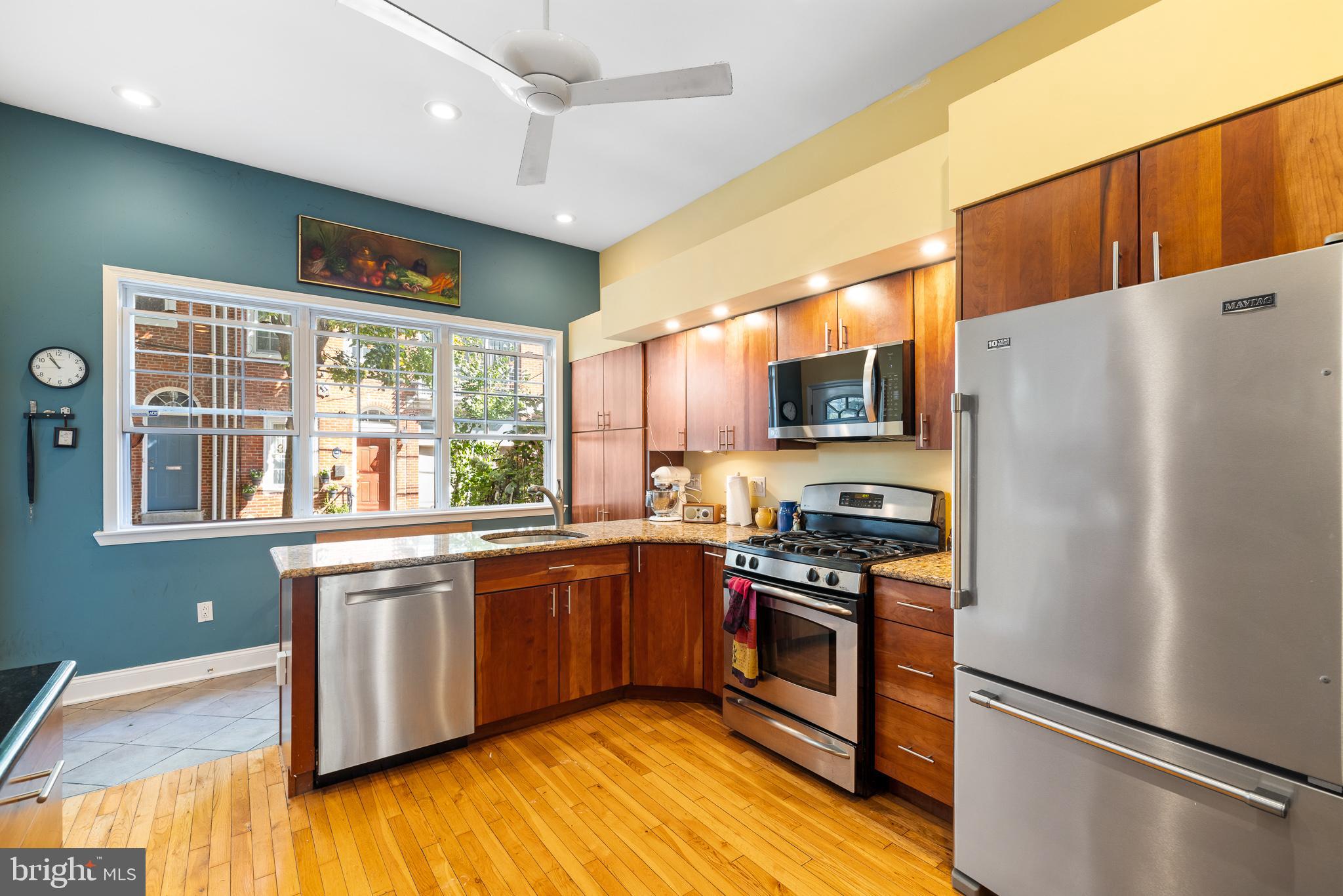 QUEEN VILLAGE - Residential