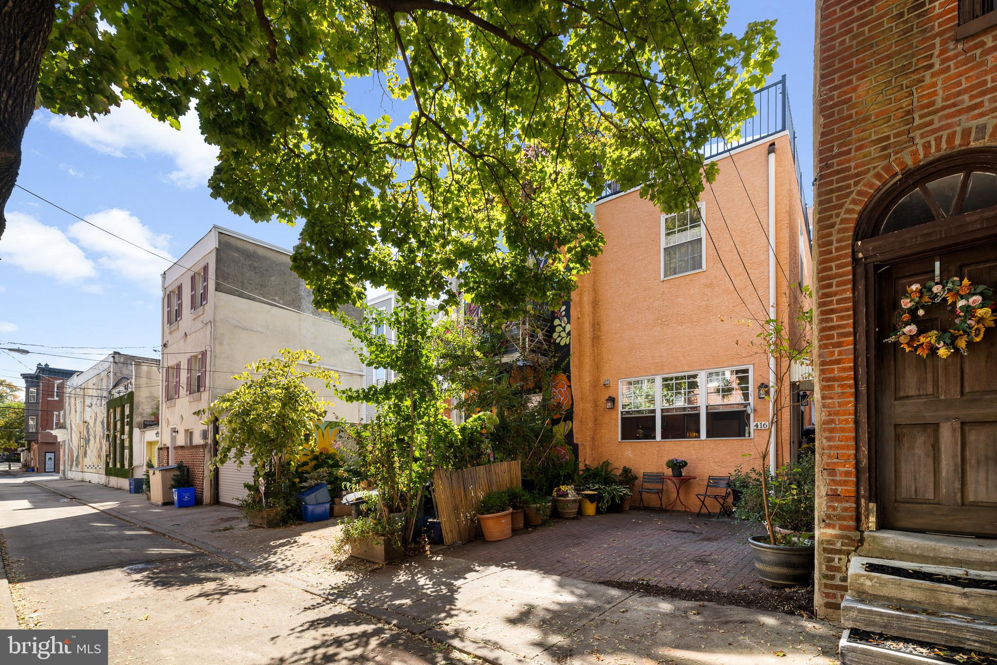 QUEEN VILLAGE - Residential