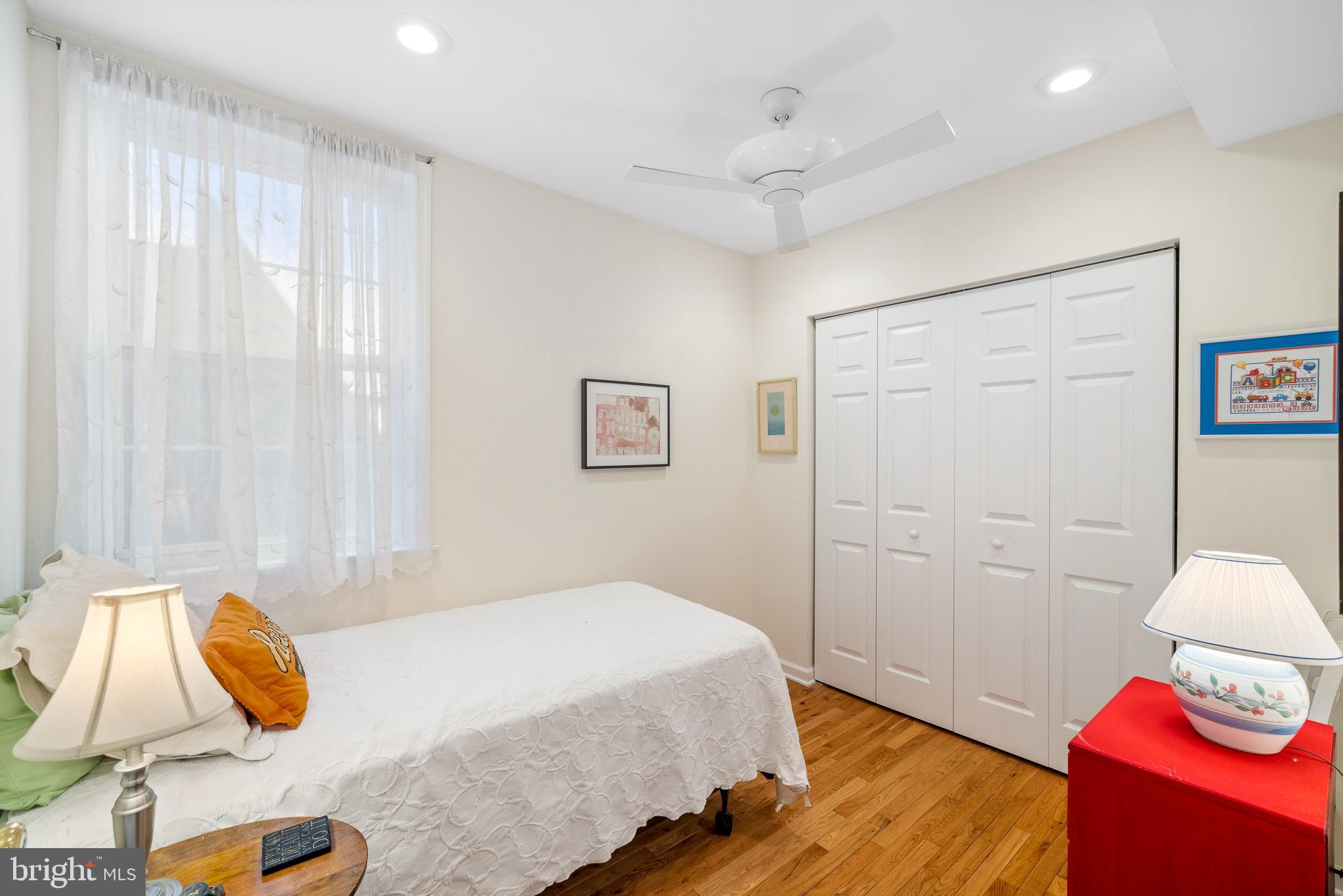 QUEEN VILLAGE - Residential