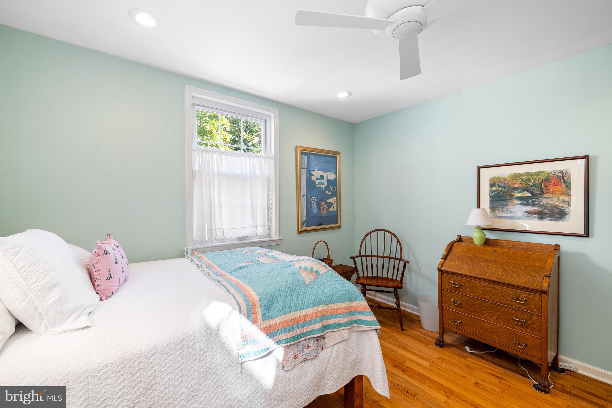 QUEEN VILLAGE - Residential