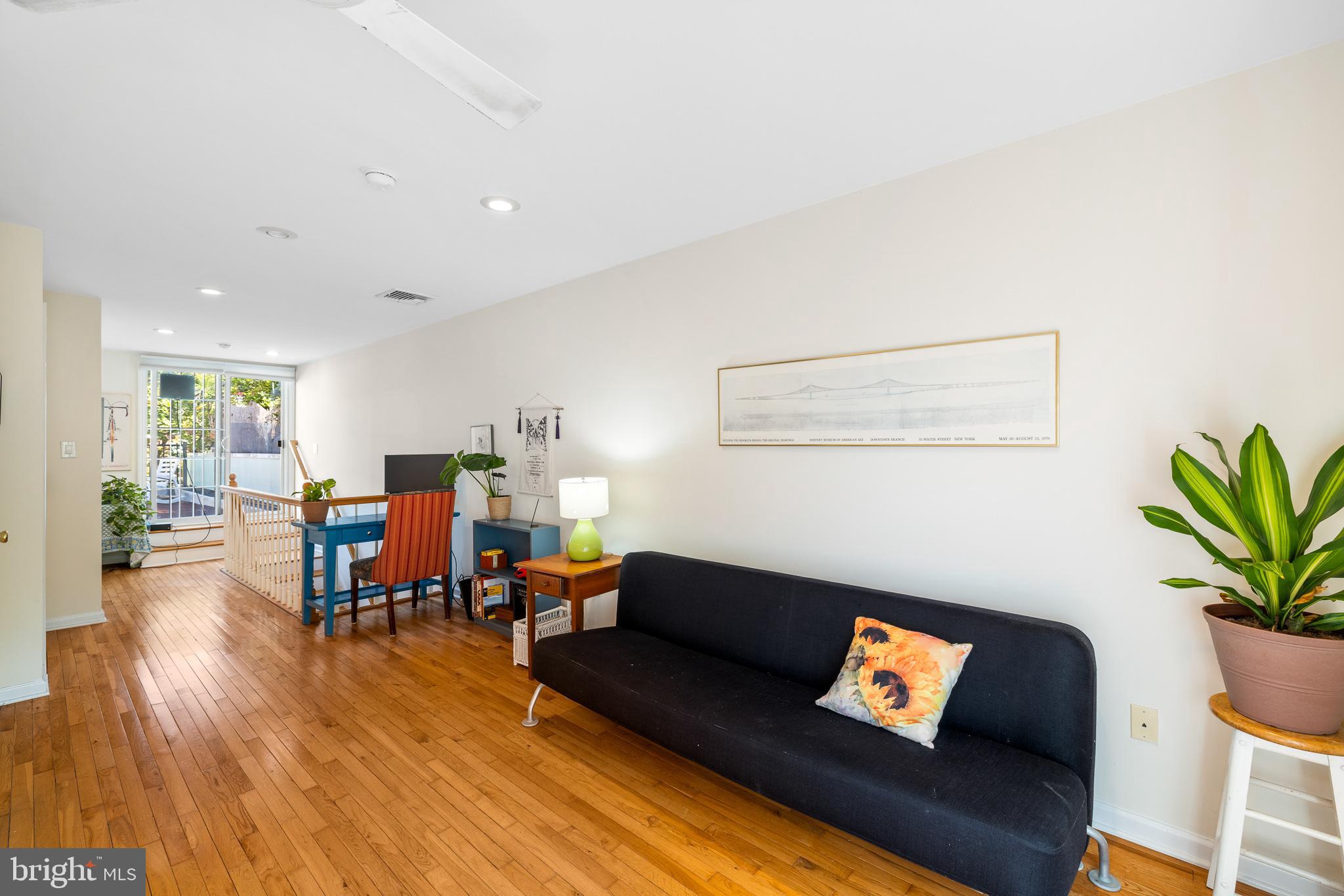 QUEEN VILLAGE - Residential