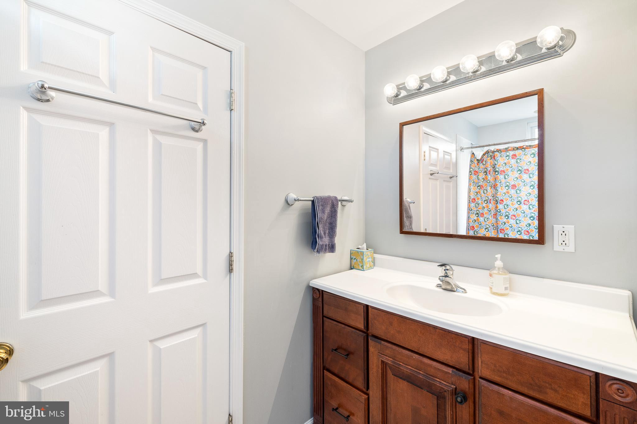 QUEEN VILLAGE - Residential