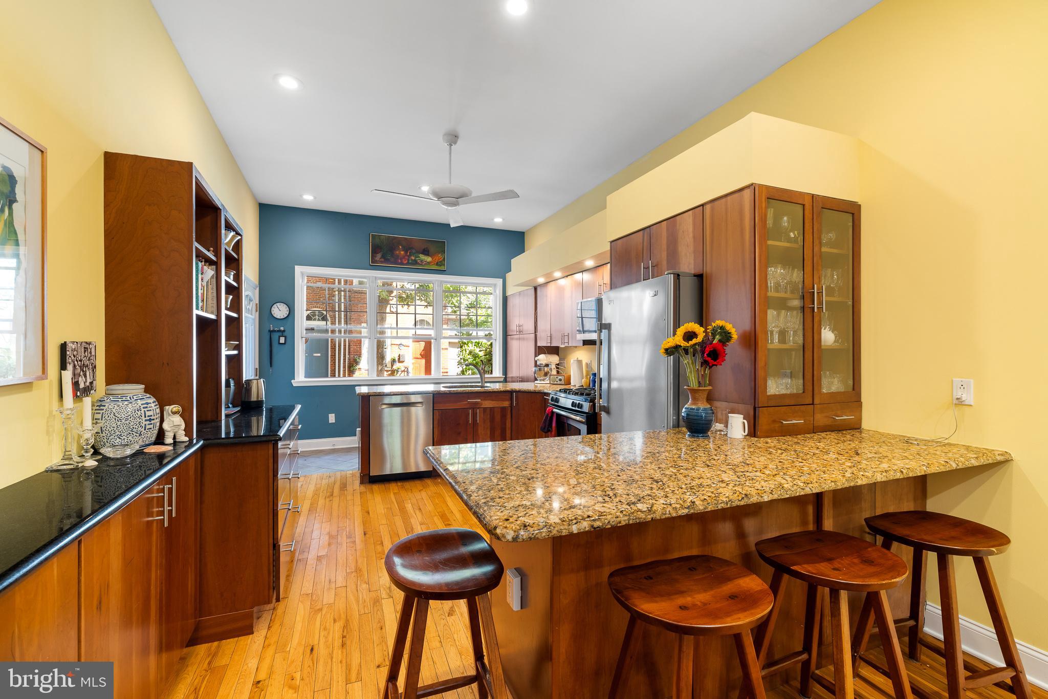 QUEEN VILLAGE - Residential