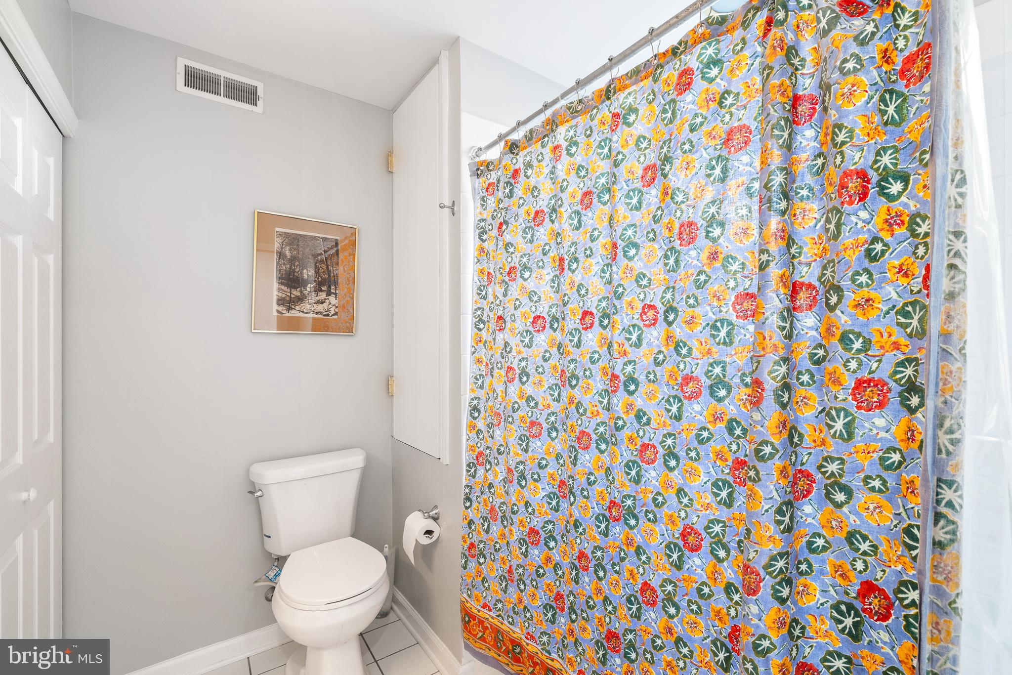 QUEEN VILLAGE - Residential