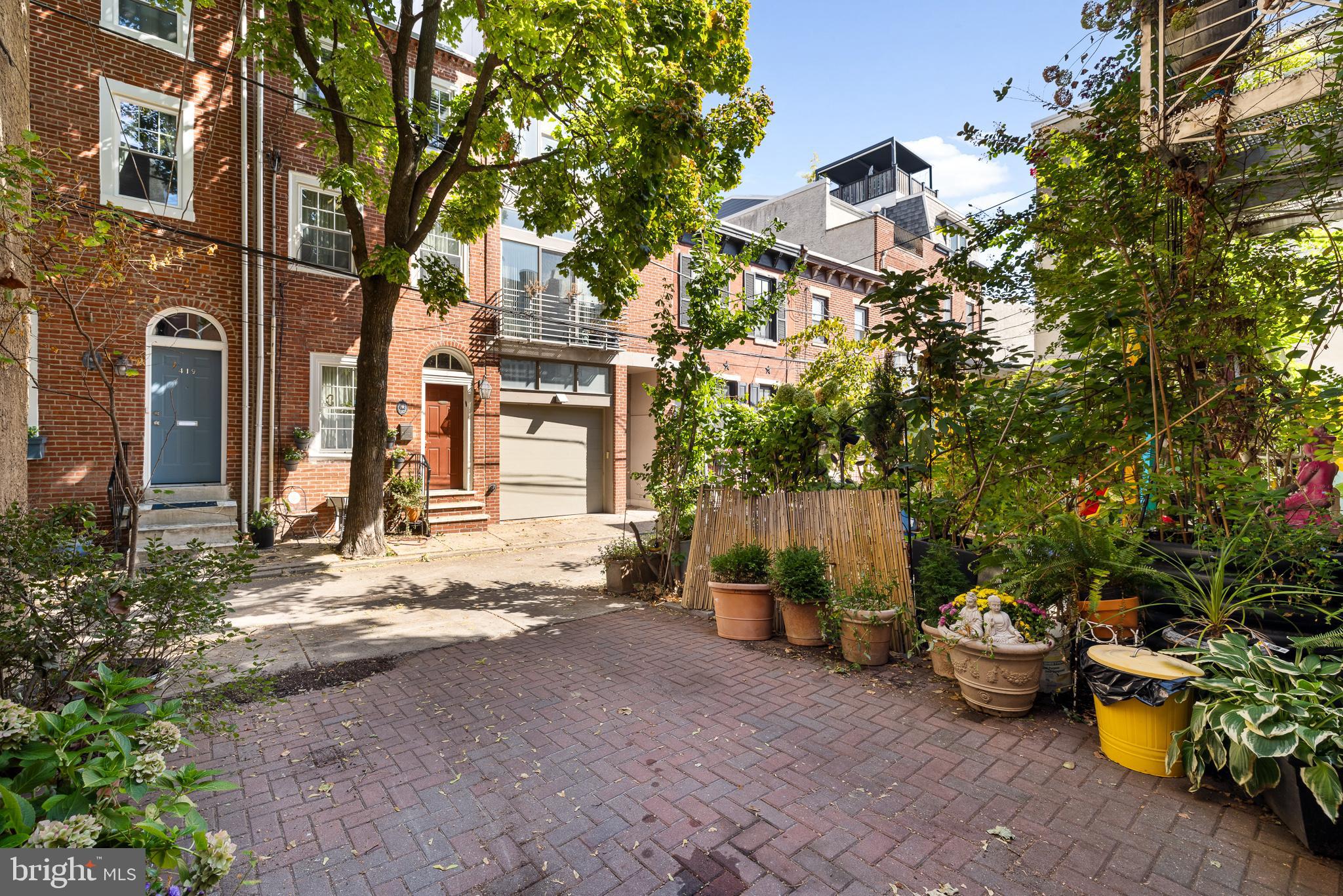 QUEEN VILLAGE - Residential