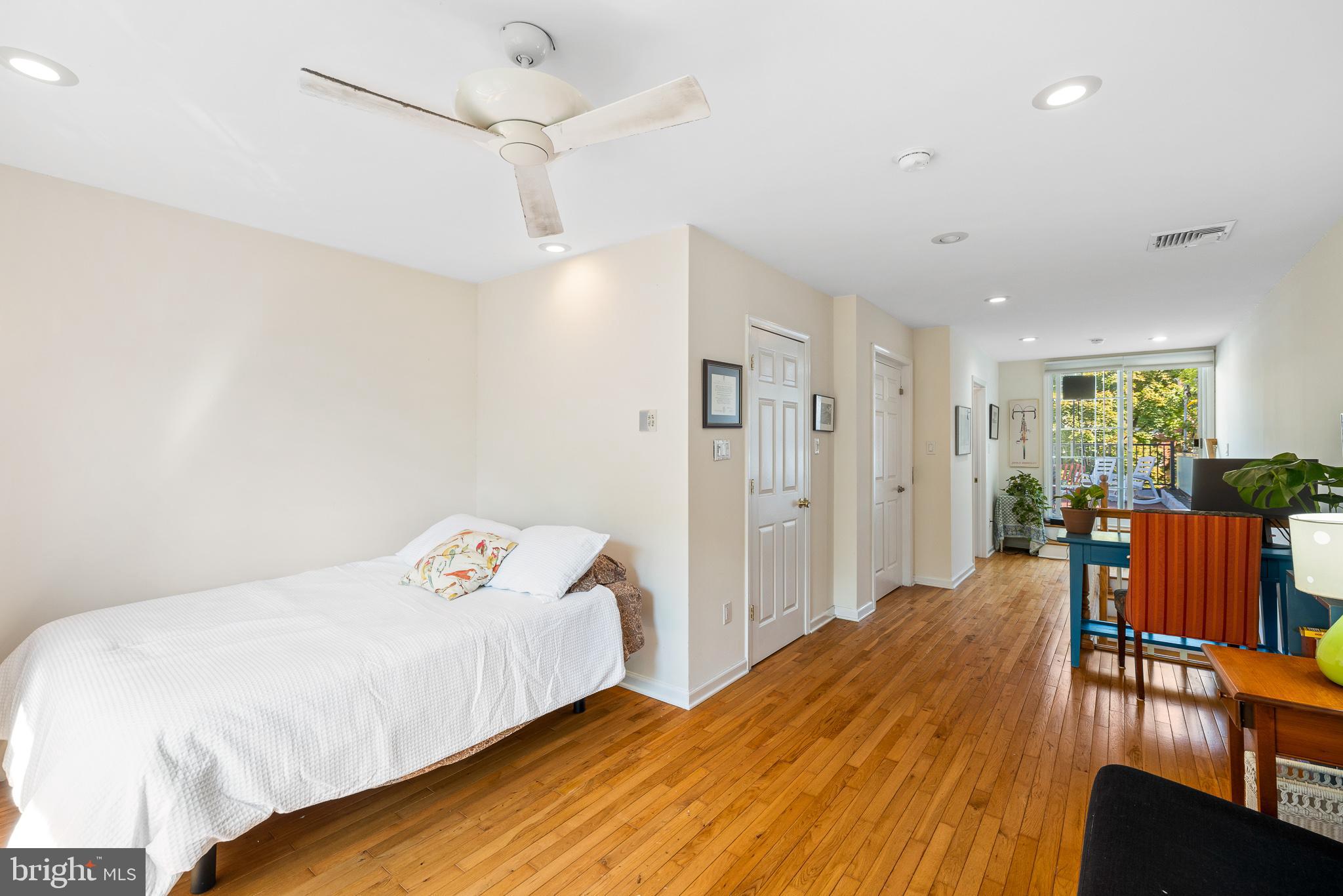 QUEEN VILLAGE - Residential