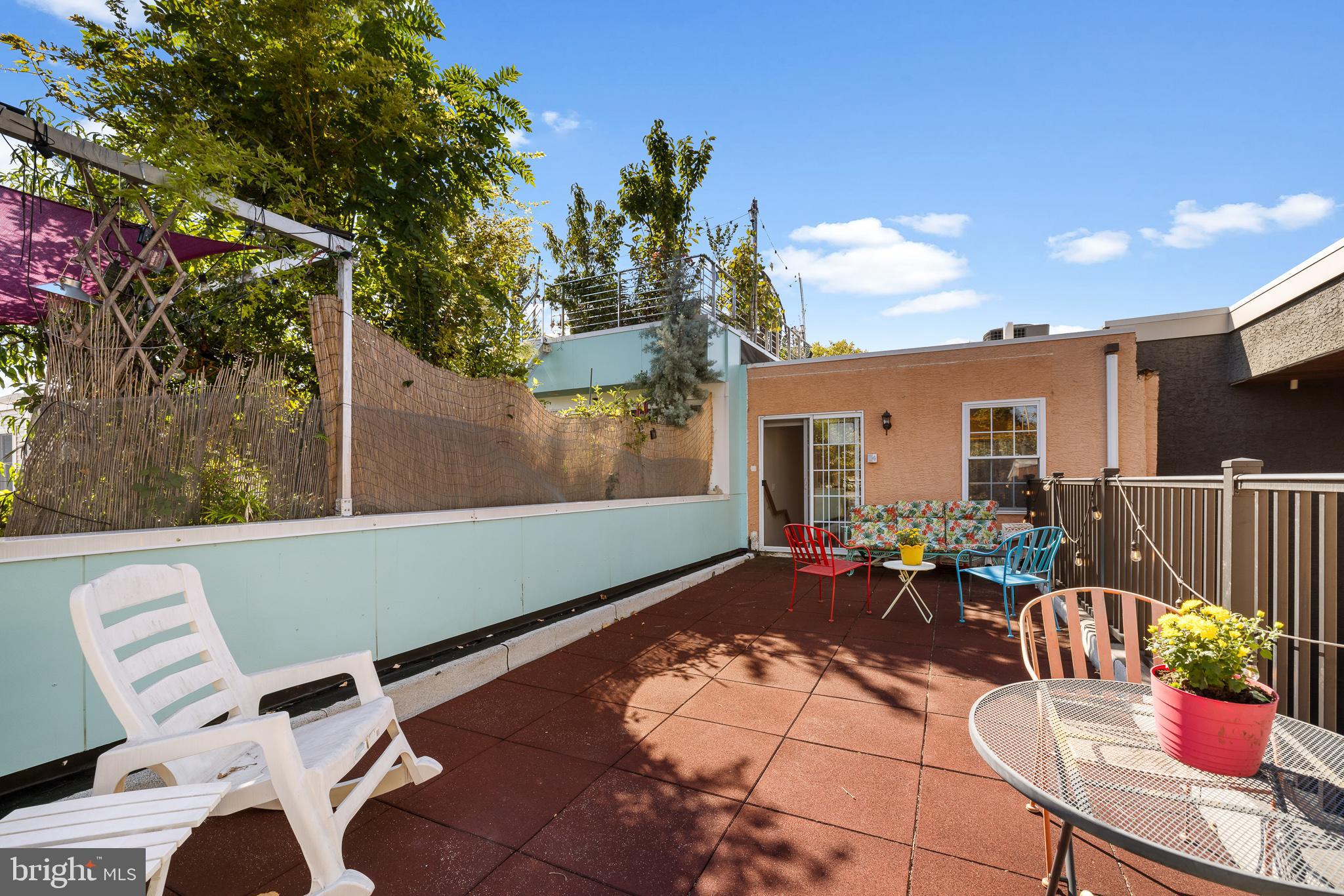 QUEEN VILLAGE - Residential